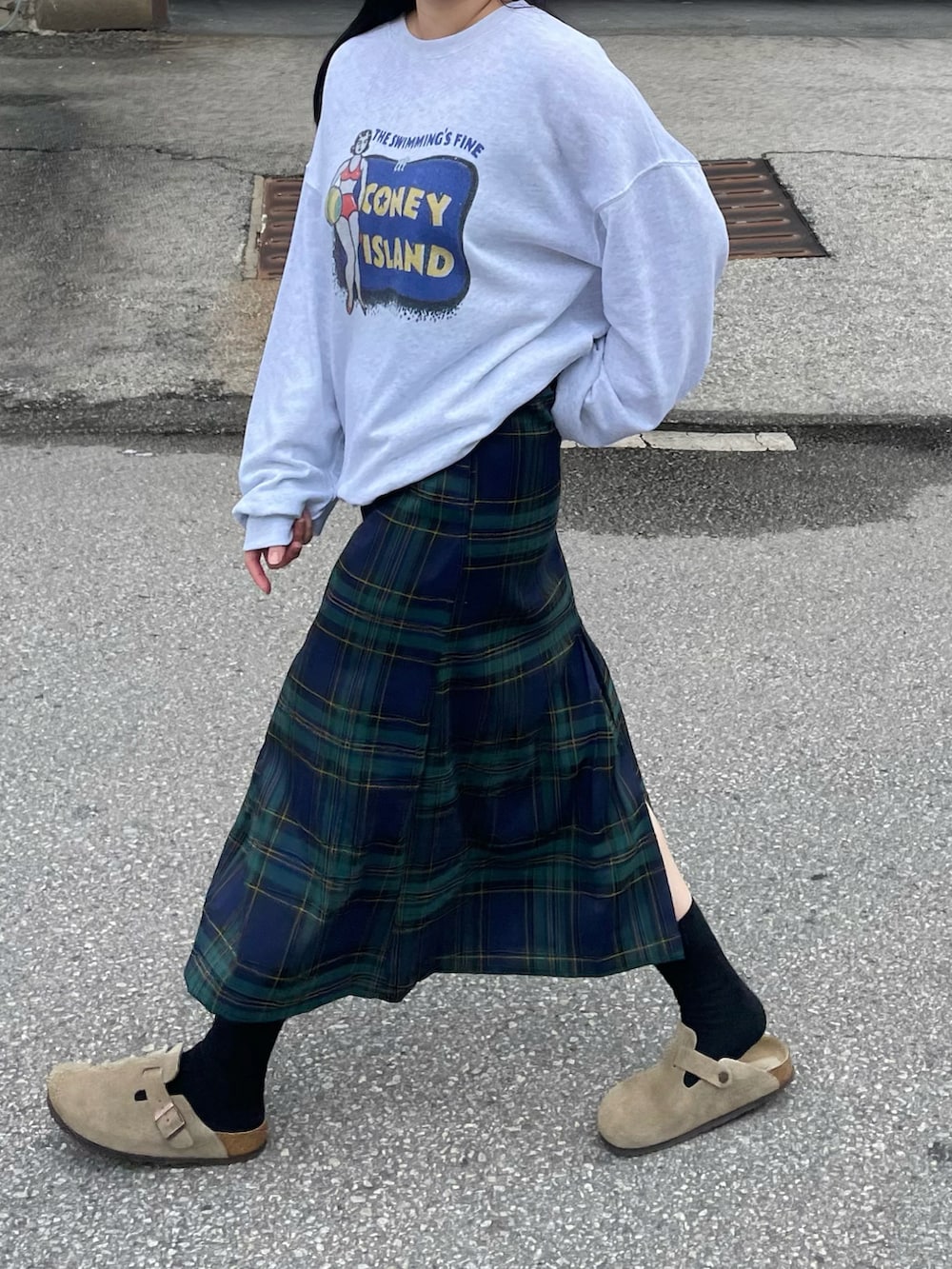「秋っぽコーデ更新中、秋服準備はじめました、ootd、ゆるコーデ、お洒落さんとつながりたい、キレイめ、秋服、秋、ラフコーデ、スカートスタイル、秋カラー、プチプラ、スカート、カジュアル、スウェット」｜「BIRKENSTOCKの21SS新作■BOSTON SFB/ボストン ソフトフットベッド スエードレザー (WOMEN)（サンダル、ベージュ系）」を使った、 李奈さん（レディース・158cm）の秋コーディネートの4枚目の写真