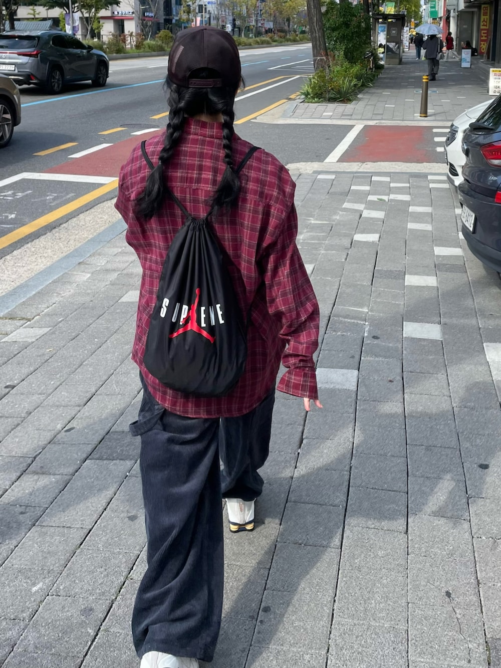 「レイヤードスタイル、秋コーデ、秋服、休日スタイル、コーデュロイパンツ、カジュアル、カジュアルコーデ、シャツスタイル、プチプラ、秋カラー、韓国ファッション、カラーコーデ、秋のコーデ、きれいめカジュアル、秋」｜「Supreme のアイテム（バックパック/リュック、ブラック系）」を使った、 李奈さん（レディース・158cm）の秋コーディネートの5枚目の写真