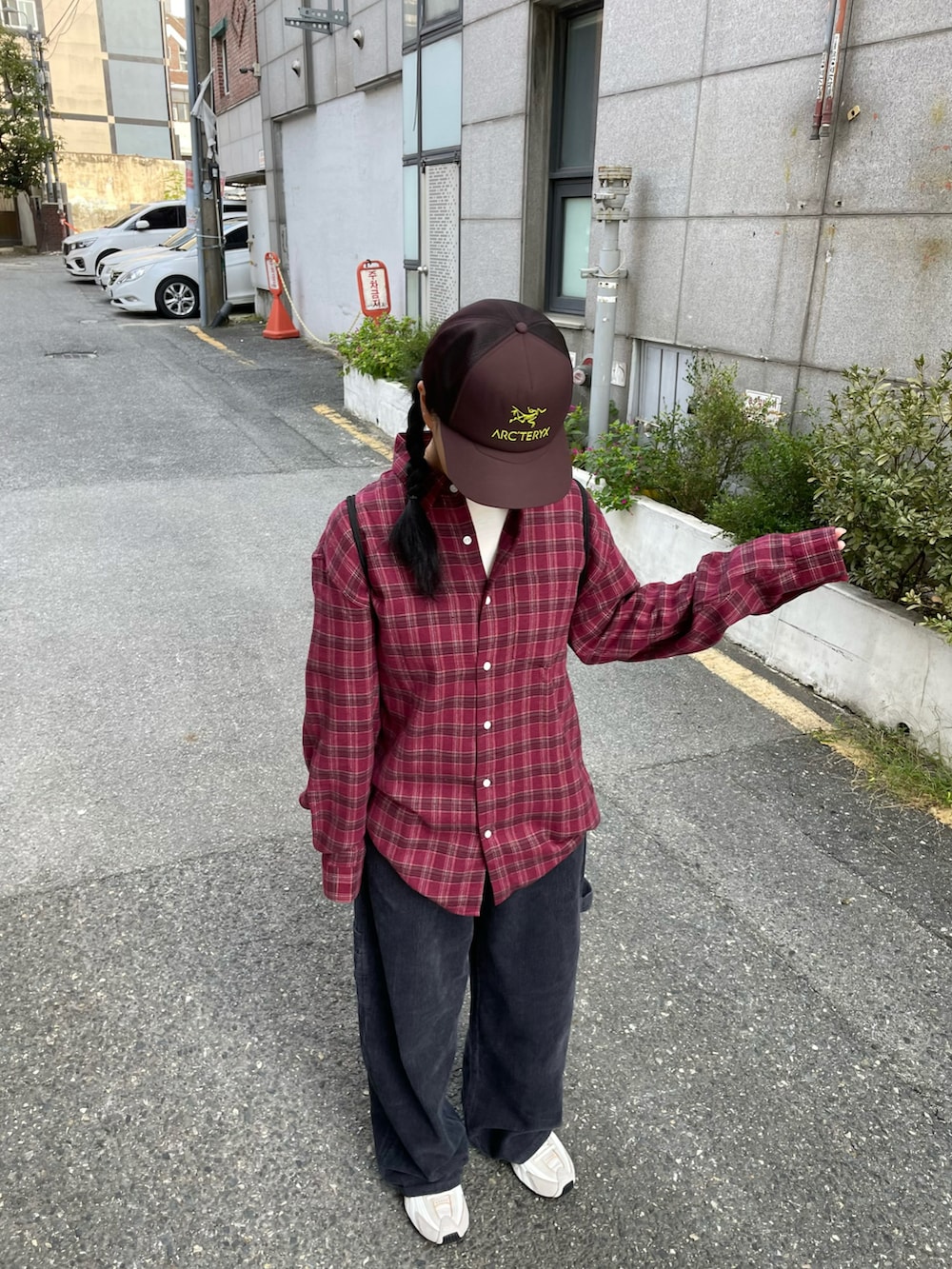 「レイヤードスタイル、秋コーデ、秋服、休日スタイル、コーデュロイパンツ、カジュアル、カジュアルコーデ、シャツスタイル、プチプラ、秋カラー、韓国ファッション、カラーコーデ、秋のコーデ、きれいめカジュアル、秋」｜「Supreme のアイテム（バックパック/リュック、ブラック系）」を使った、 李奈さん（レディース・158cm）の秋コーディネートの4枚目の写真