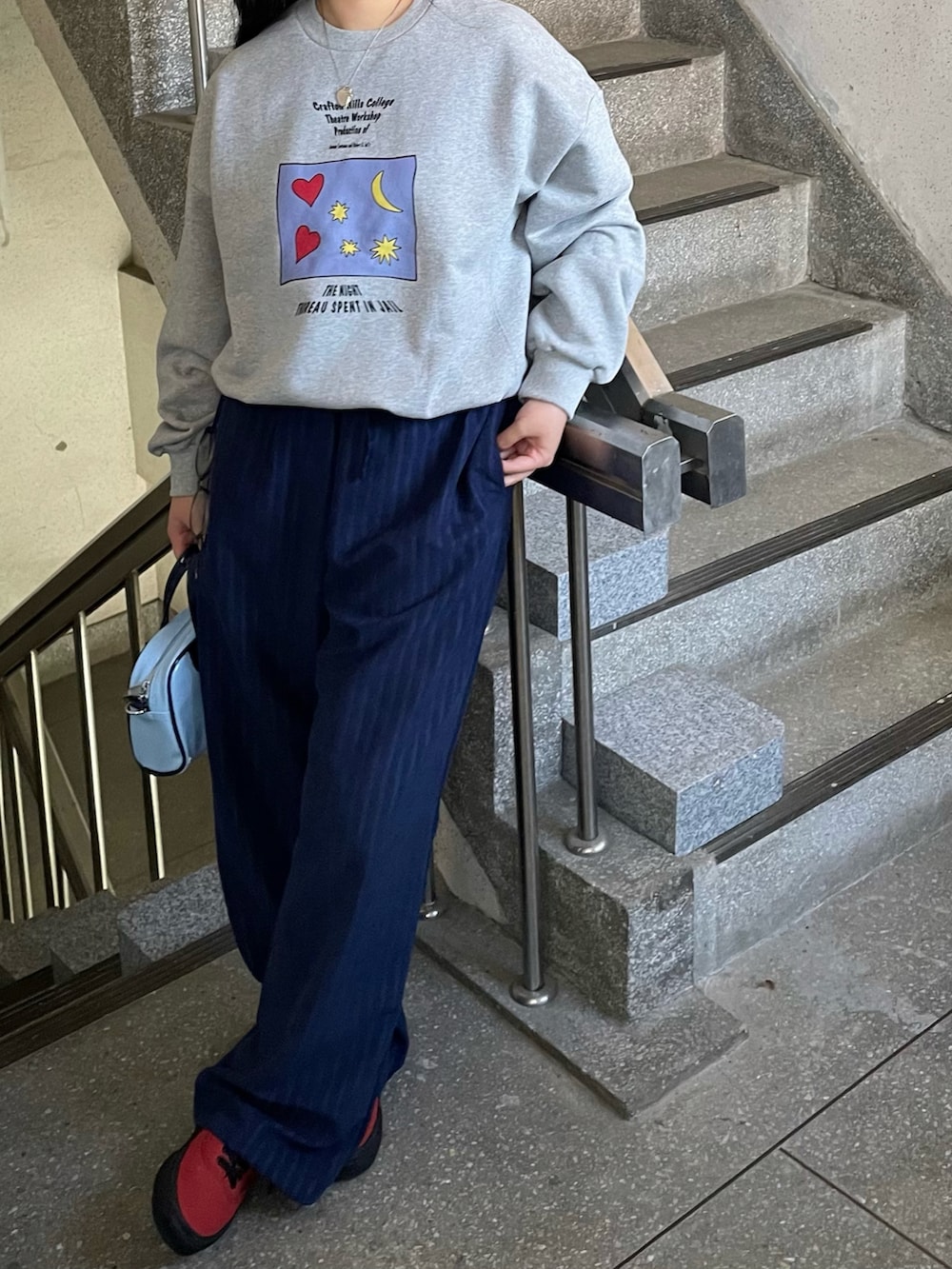 ブルー系のその他パンツ、ブルー系のショルダーバッグ、グレー系のスウェットを着用したレディースの夏コーディネートの2枚目の写真