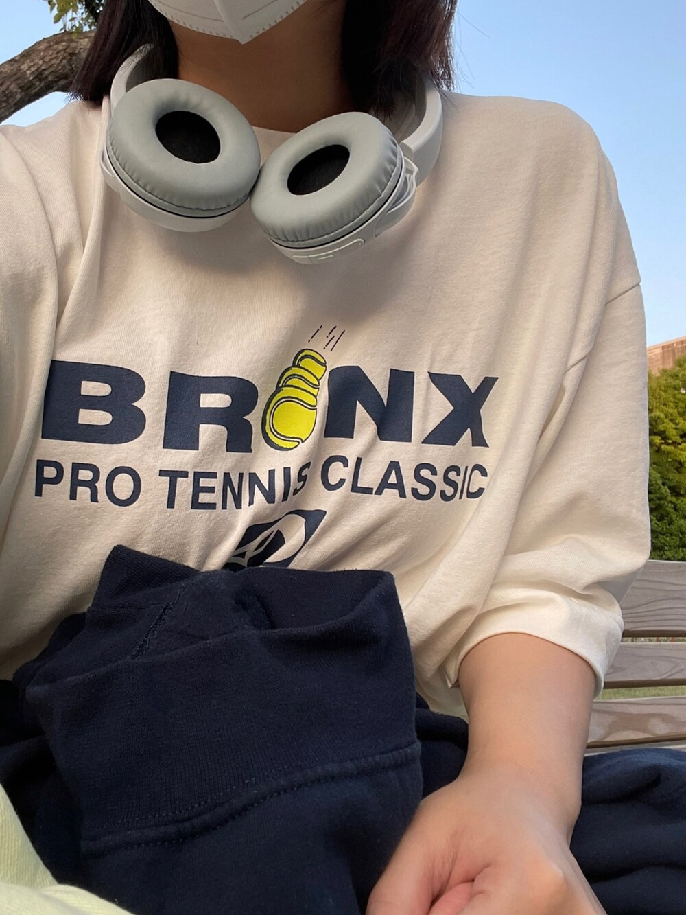 「アウトドアスタイル、スウェット、スニーカー、シュプリーム、キャップ、ラクチンコーデ、休日コーデ、シンプルコーデ、ラフ、Tシャツ、プチプラ、メンズライク、ストリート、ootd、カジュアルコーデ」｜「Supreme のアイテム（キャップ、ブルー系）」を使った、 李奈さん（レディース・158cm）の夏コーディネートの4枚目の写真