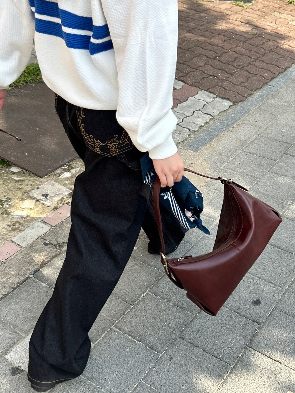 ホワイト系のニット/セーター、ブルー系のデニムパンツ、グレー系のバレエシューズを着用したレディースの秋コーディネートの3枚目の写真