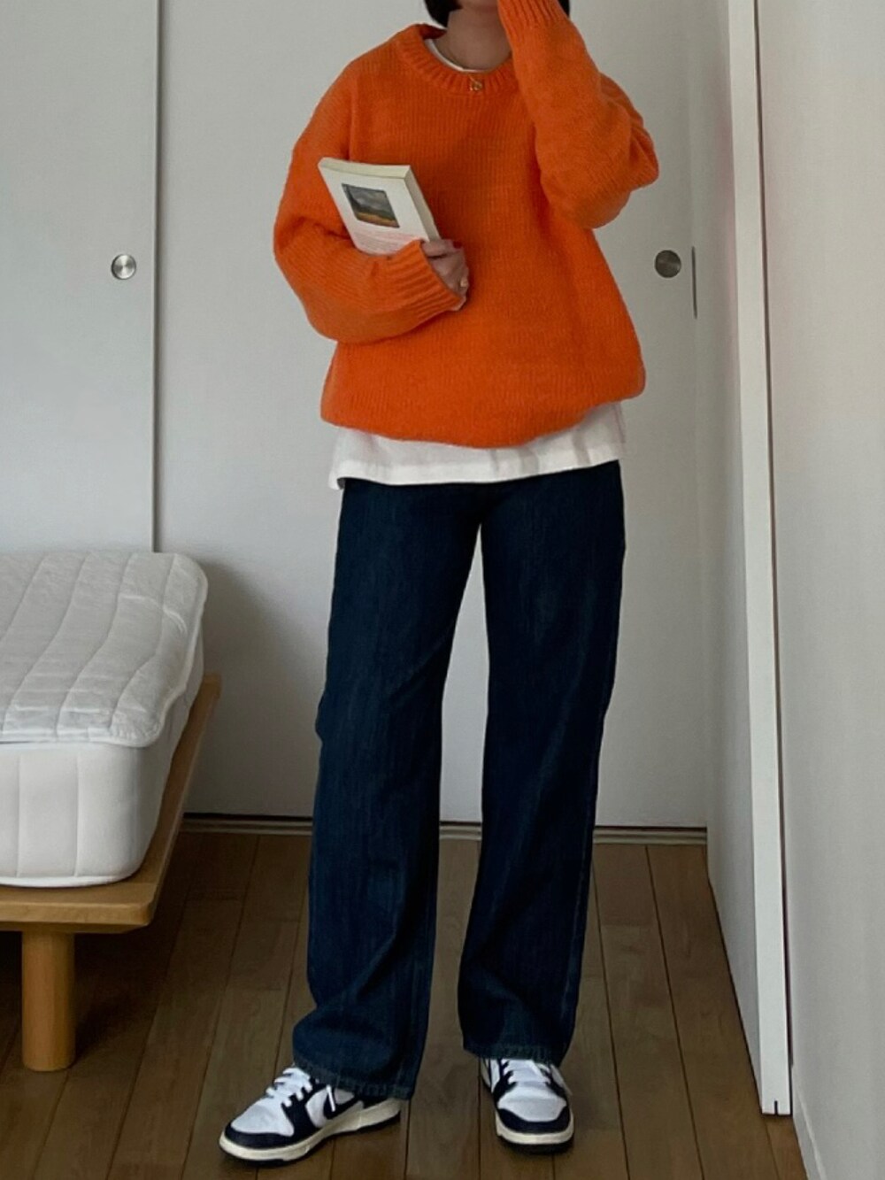 「春コーデ、休日スタイル、カラーニット、デニムパンツ、レイヤードスタイル、春先取り、ゆるコーデ、大人カジュアル、メンズライク、ショートヘア、スニーカー、カジュアル、着回しコーデ、リュック、韓国ファッション」｜「com9ureのアイテム（ニット/セーター、オレンジ系）」を使った、 李奈さん（レディース・158cm）の冬コーディネートの2枚目の写真