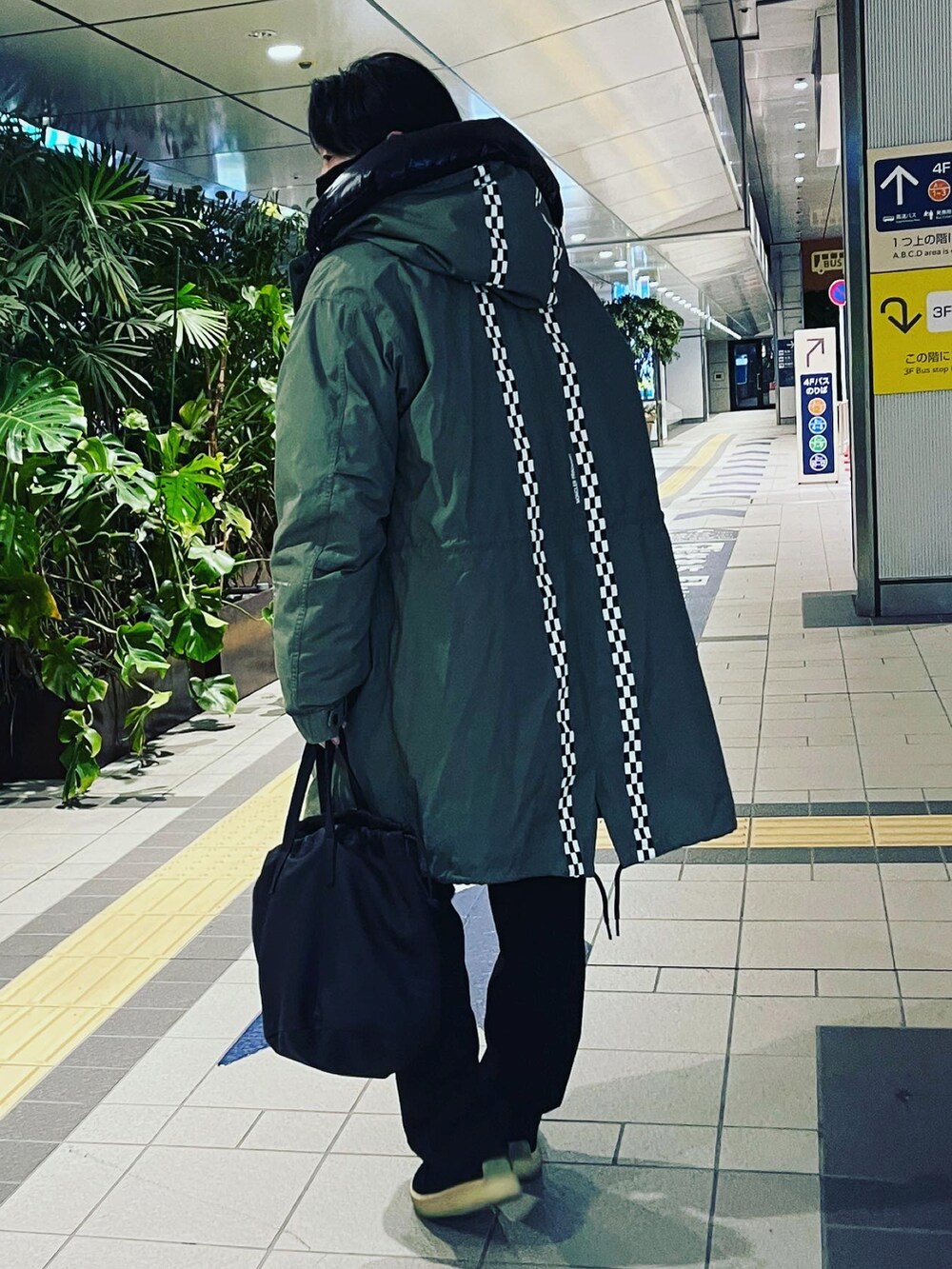 「新年一発目、休日コーデ、あけましておめでとうございます！、大人カジュアル、ビッグシルエット、大人コーデ、モノトーンコーデ、ootd、モッズコート、Maison Margiela、sunsea、カジュアル、スラックス、ニットカーディガン」｜「Maison Margielaのアイテム（ニット/セーター、ベージュ系）」を使った、TAKAHIROさん（メンズ・170cm）の冬コーディネートの3枚目の写真