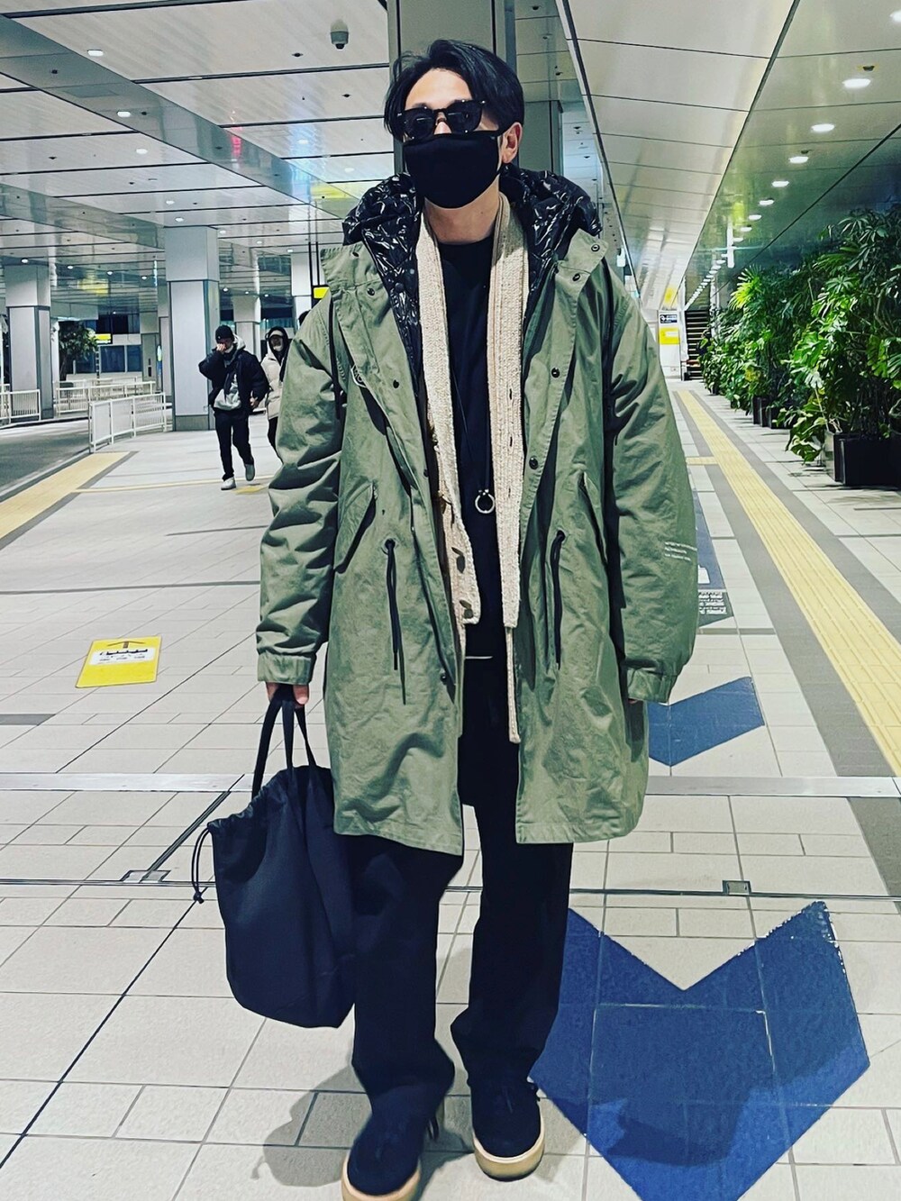 「新年一発目、休日コーデ、あけましておめでとうございます！、大人カジュアル、ビッグシルエット、大人コーデ、モノトーンコーデ、ootd、モッズコート、Maison Margiela、sunsea、カジュアル、スラックス、ニットカーディガン」｜「Maison Margielaのアイテム（ニット/セーター、ベージュ系）」を使った、TAKAHIROさん（メンズ・170cm）の冬コーディネートの2枚目の写真