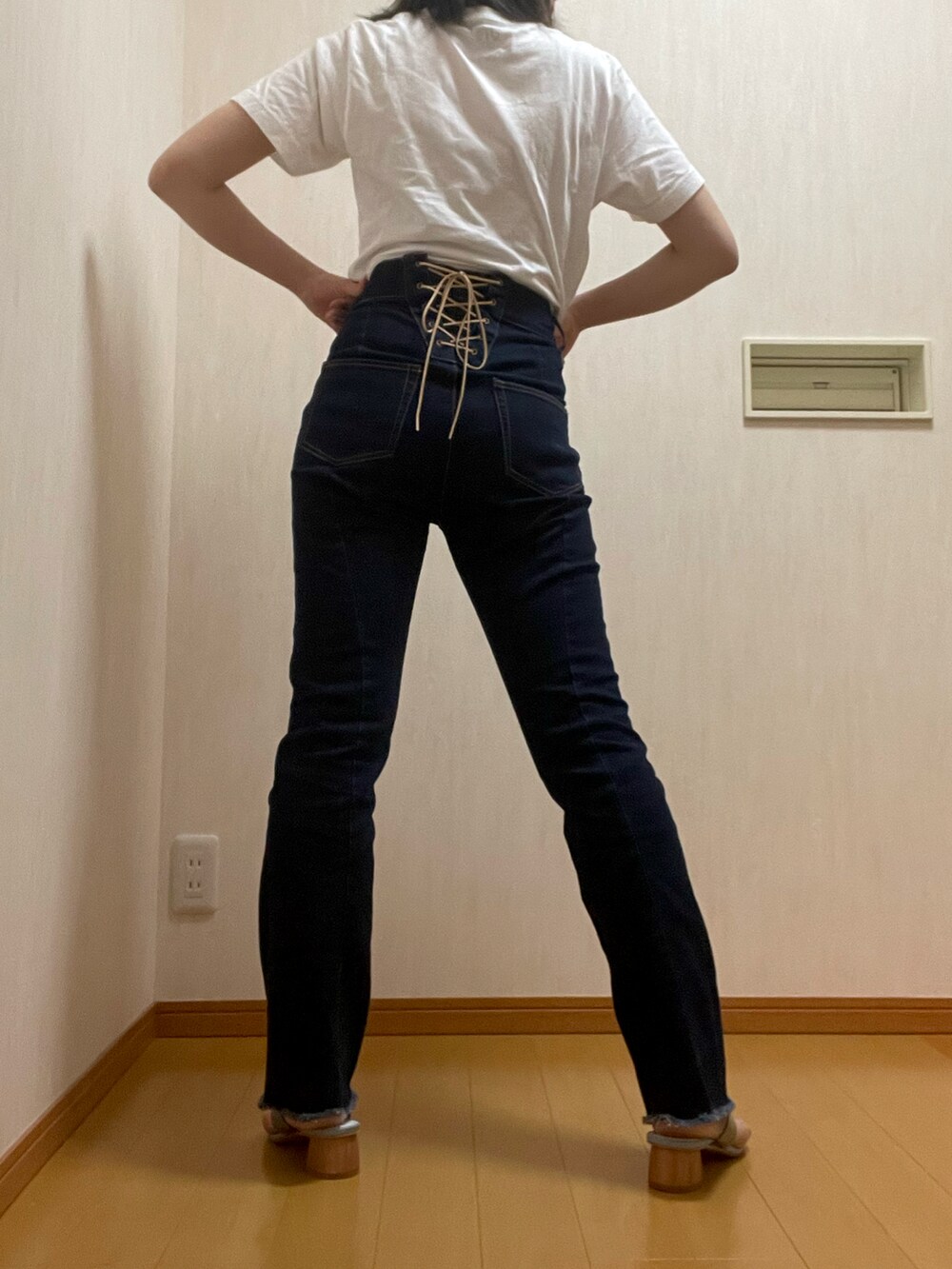 ホワイト系のTシャツ/カットソー、ブルー系のデニムパンツ、ブルー系のサンダルを着用したレディースの夏コーディネートの2枚目の写真