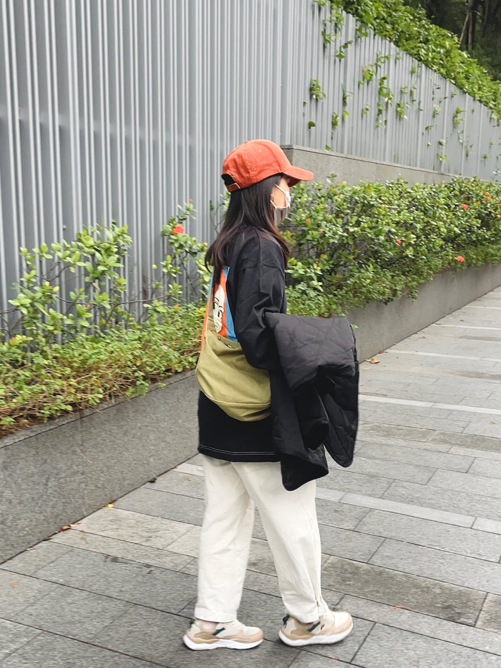 「overprintのアイテム（Tシャツ/カットソー、ブラック系）」を使った、YCさん（レディース・152cm）の秋コーディネートの2枚目の写真
