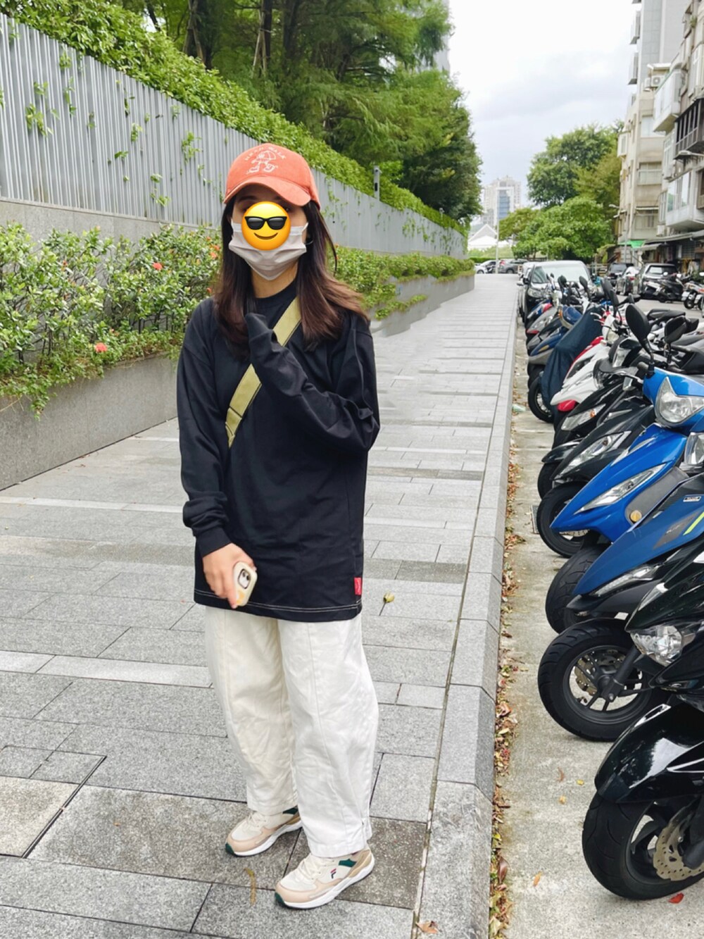 「overprintのアイテム（Tシャツ/カットソー、ブラック系）」を使った、YCさん（レディース・152cm）の秋コーディネートの3枚目の写真