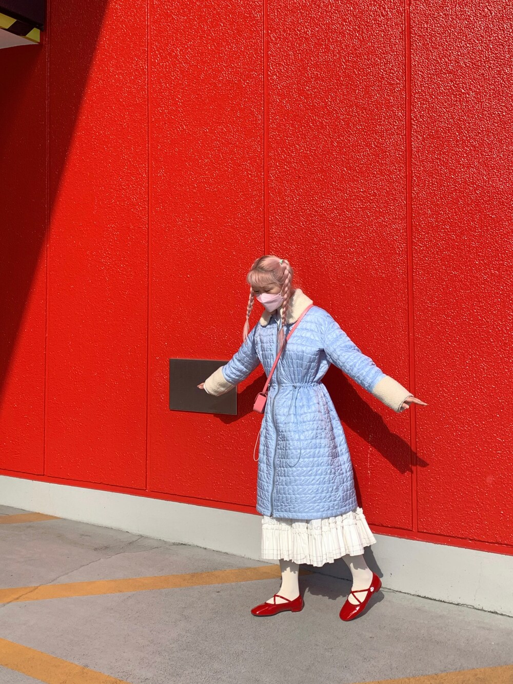 レッド系のバレエシューズ、ピンク系のバッグを着用したレディースの春コーディネートの2枚目の写真