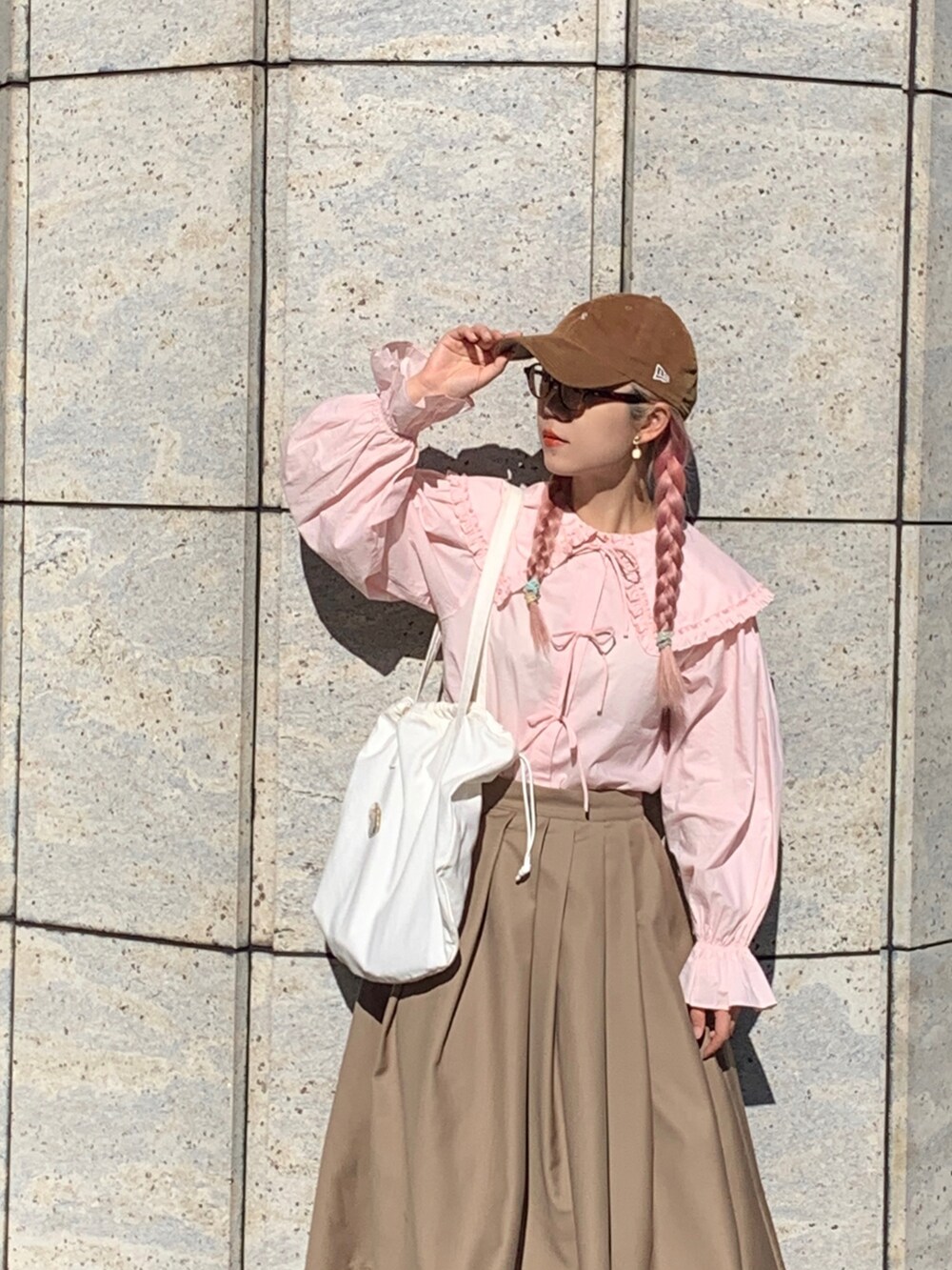 ピンク系のシャツ/ブラウス、ブラック系のシューズを着用したレディースの夏コーディネートの2枚目の写真