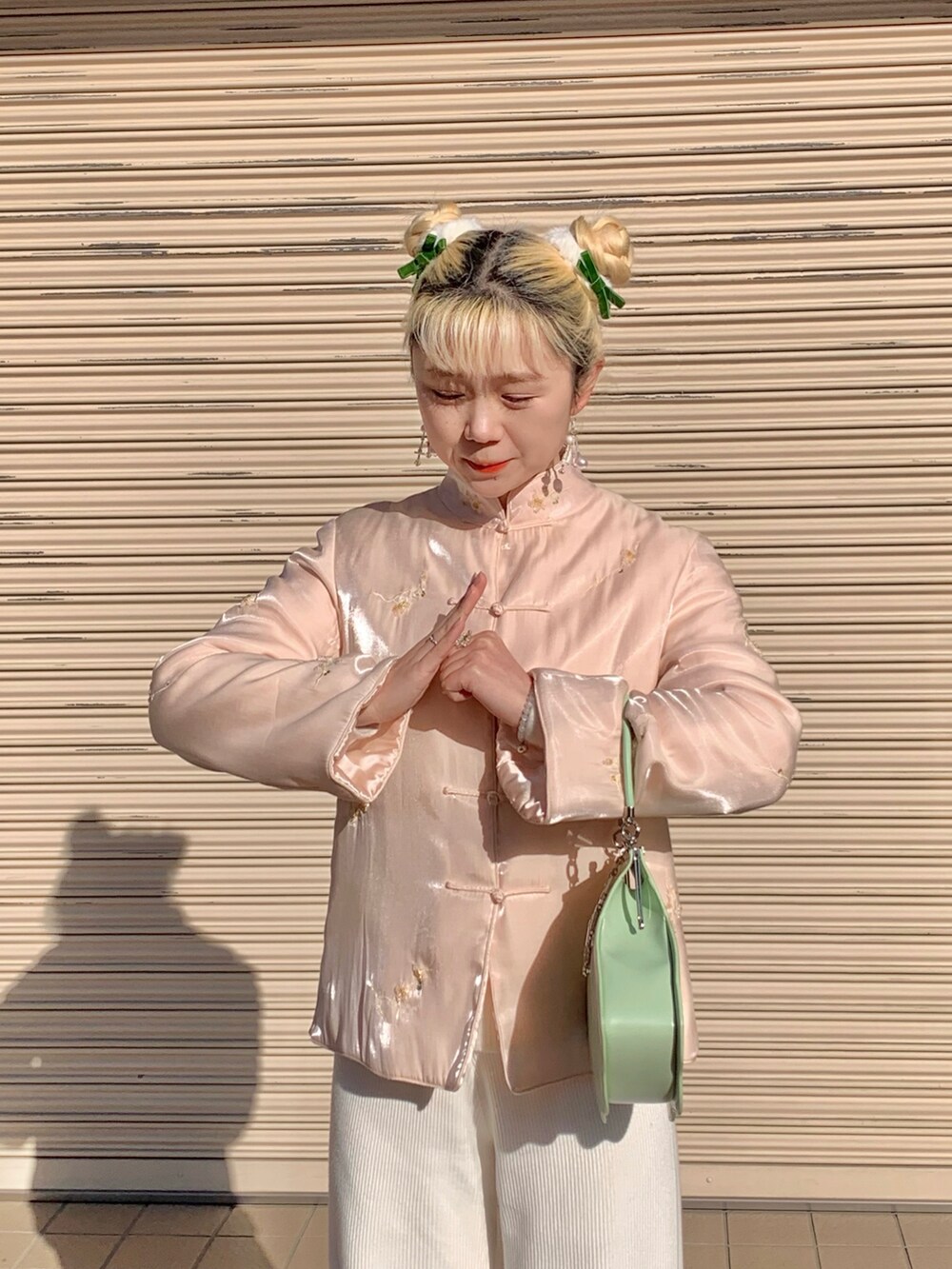 ベージュ系のシューズを着用したレディースの冬コーディネートの2枚目の写真