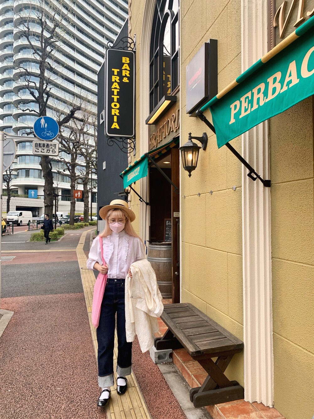 ピンク系のショルダーバッグを着用したレディースの春コーディネートの2枚目の写真