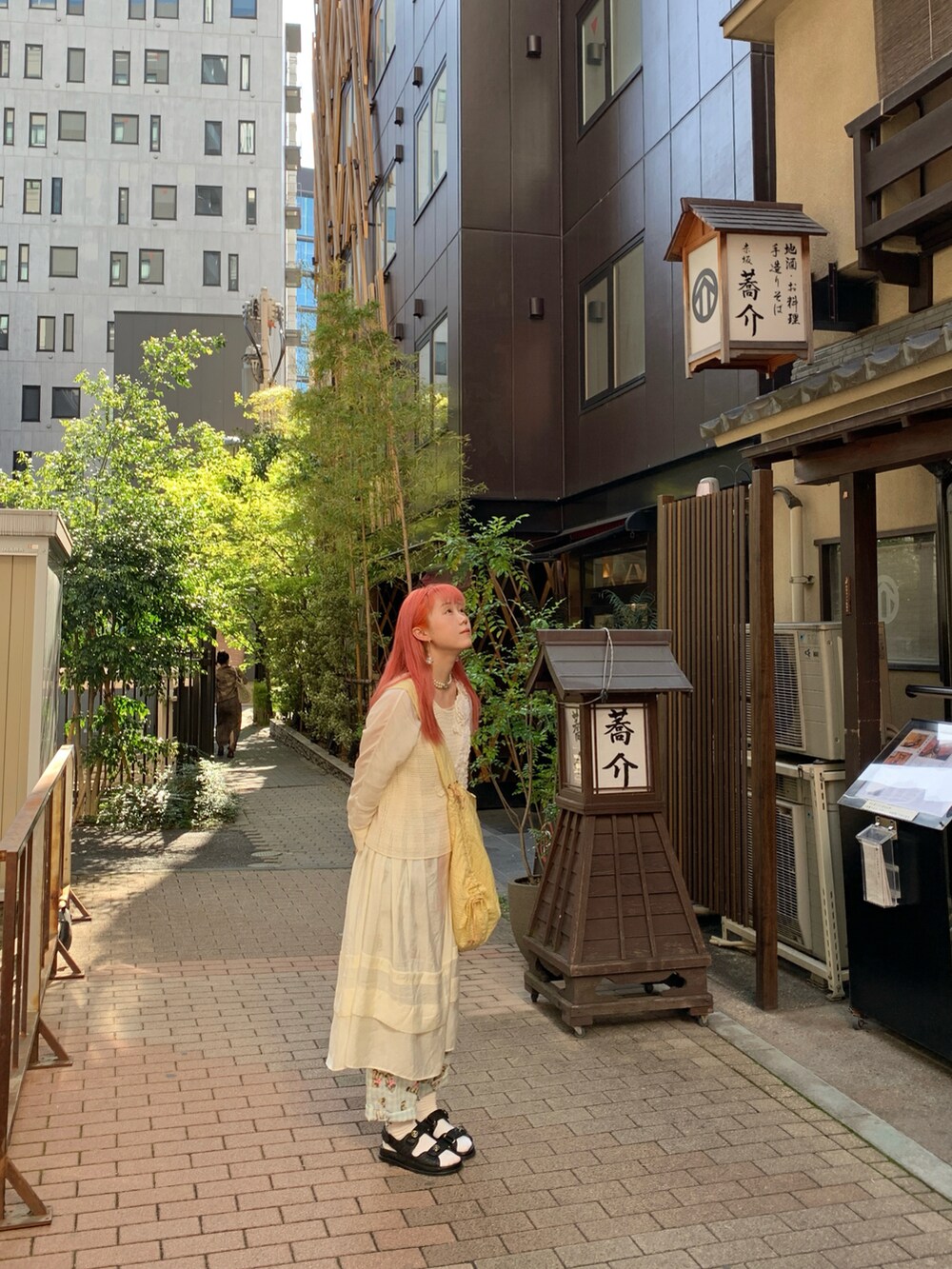 ブラック系のサンダルを着用したレディースの夏コーディネートの2枚目の写真