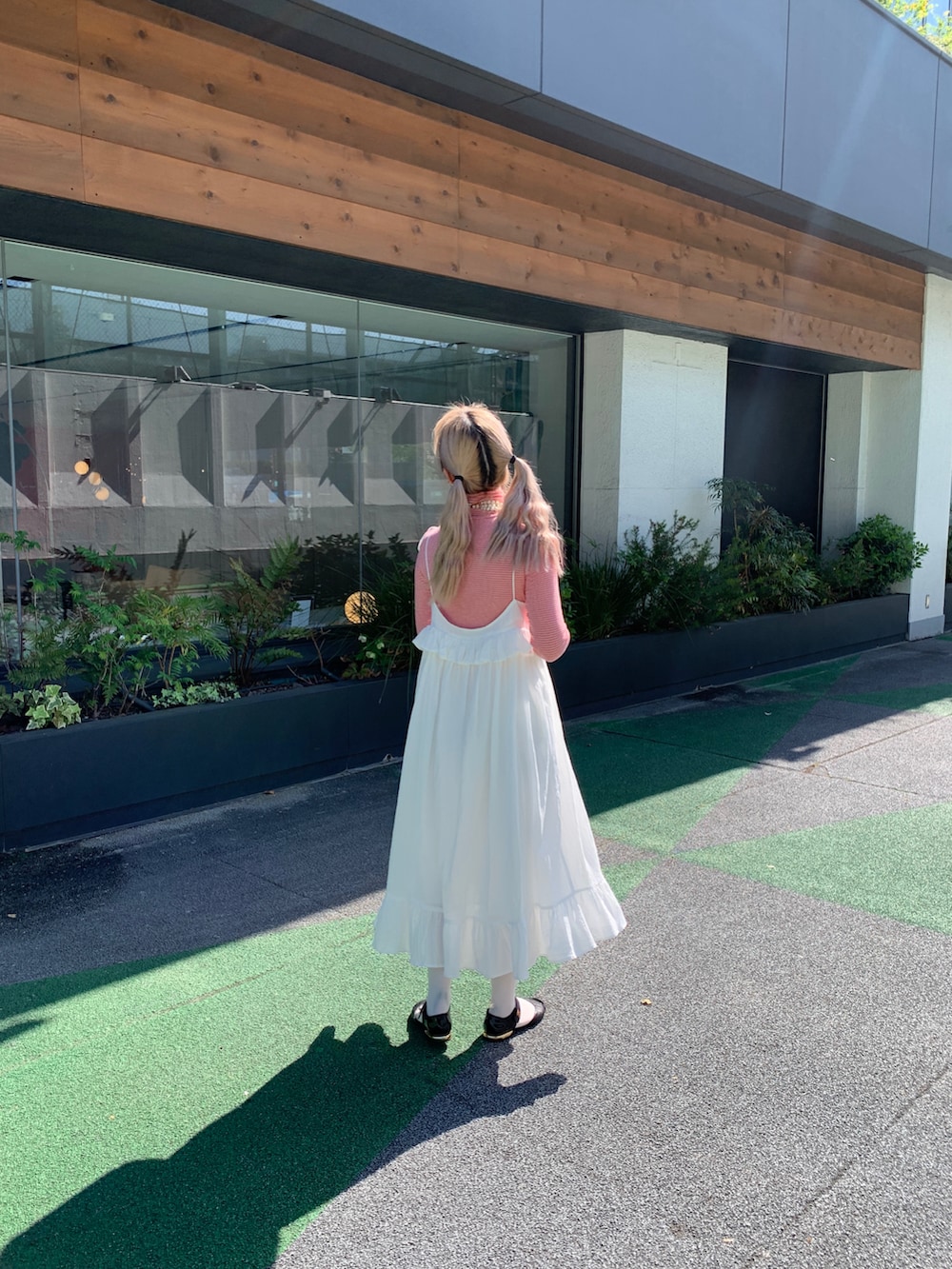 ブラック系のその他シューズを着用したレディースの夏コーディネートの2枚目の写真