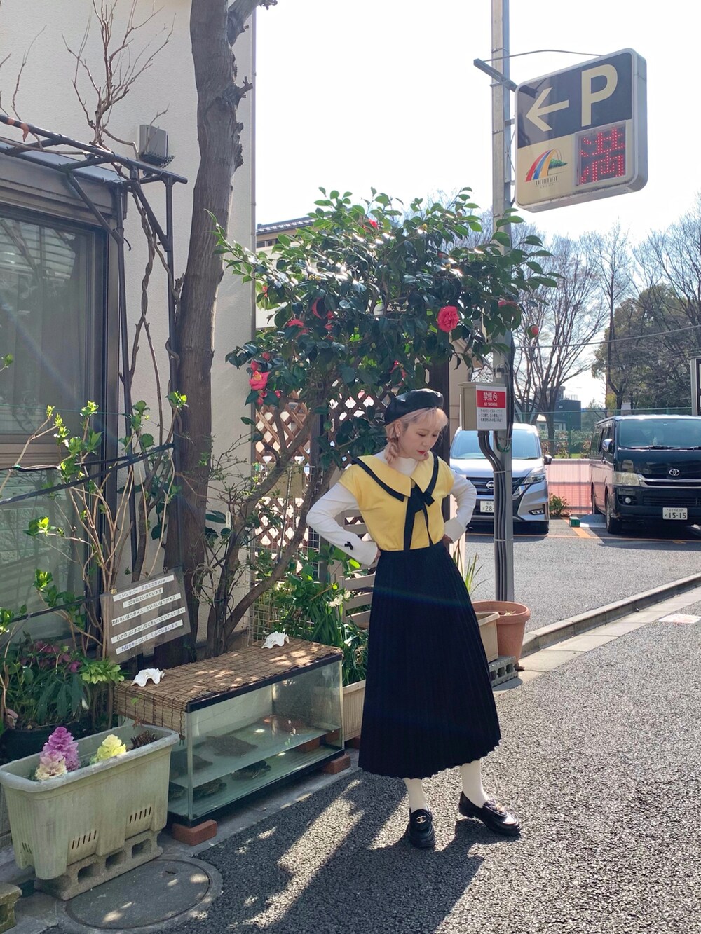 ブラック系のシューズを着用したレディースの春コーディネートの2枚目の写真