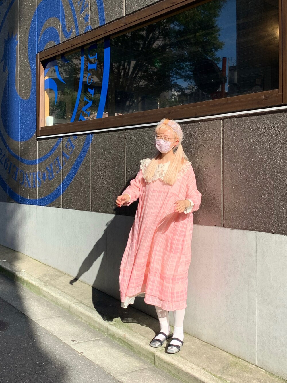 シルバー系のシューズを着用したレディースの秋コーディネートの2枚目の写真