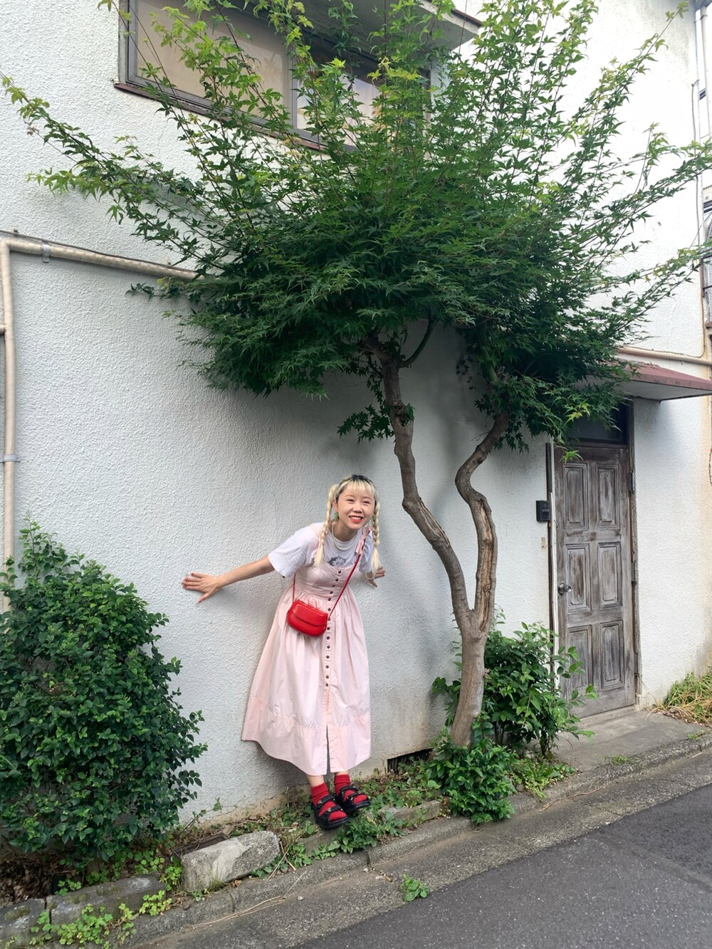 ブラック系のサンダル、ピンク系のジャンパースカートを着用したレディースの夏コーディネートの2枚目の写真