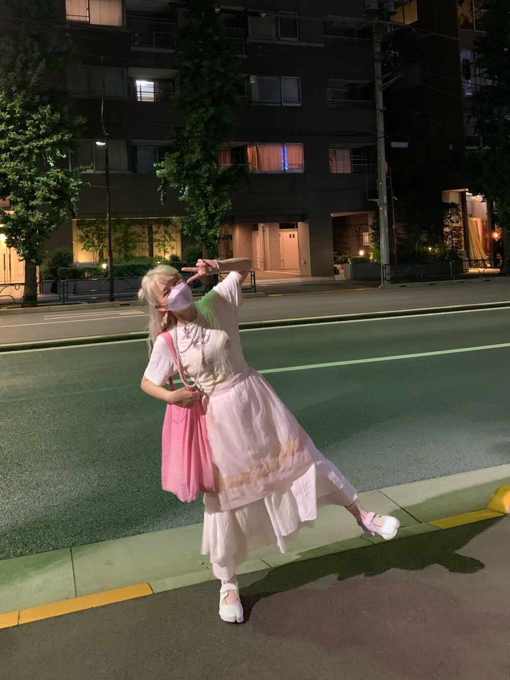 ホワイト系のTシャツ/カットソー、その他のスニーカーを着用したレディースの秋コーディネートの2枚目の写真