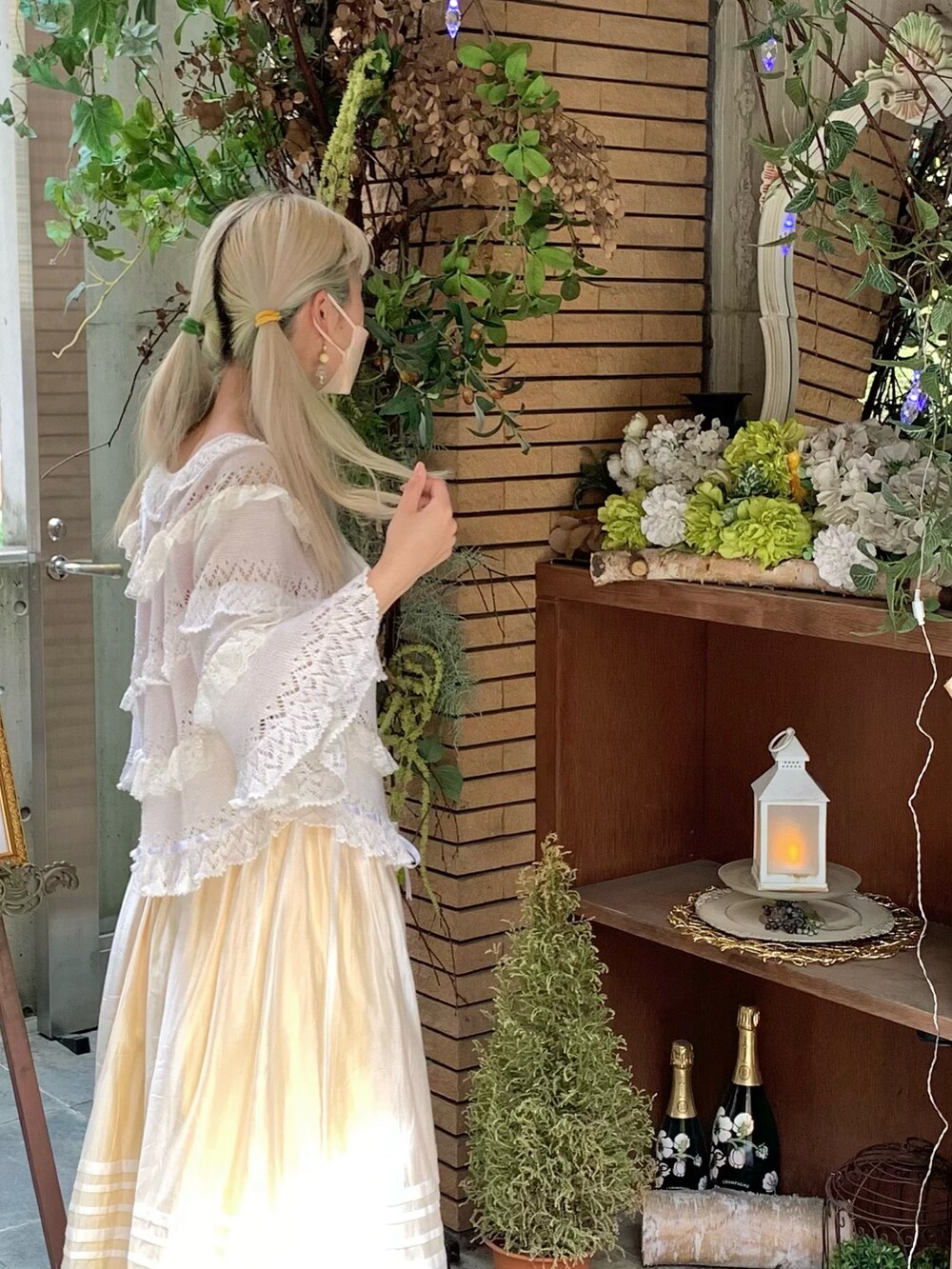 その他のスニーカーを着用したレディースの夏コーディネートの2枚目の写真