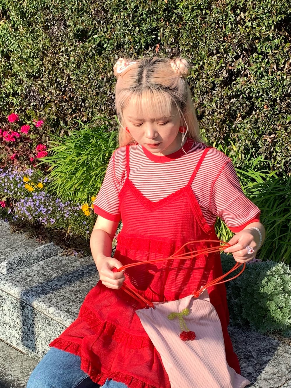 レッド系のTシャツ/カットソー、レッド系のキャミソールを着用したレディースの春コーディネートの2枚目の写真