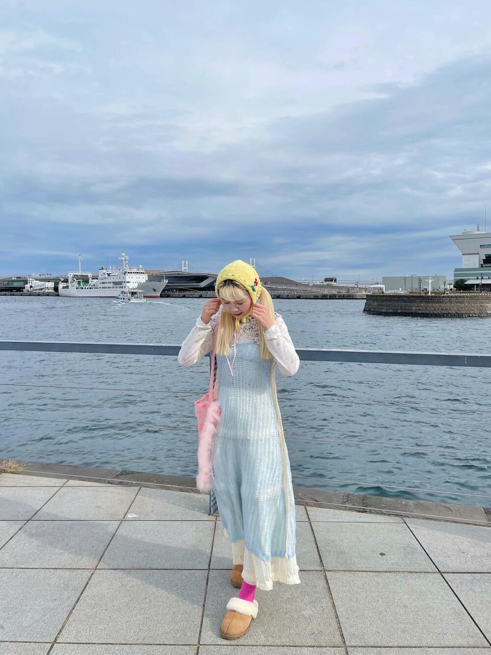 ブルー系のワンピースを着用したレディースの冬コーディネートの2枚目の写真