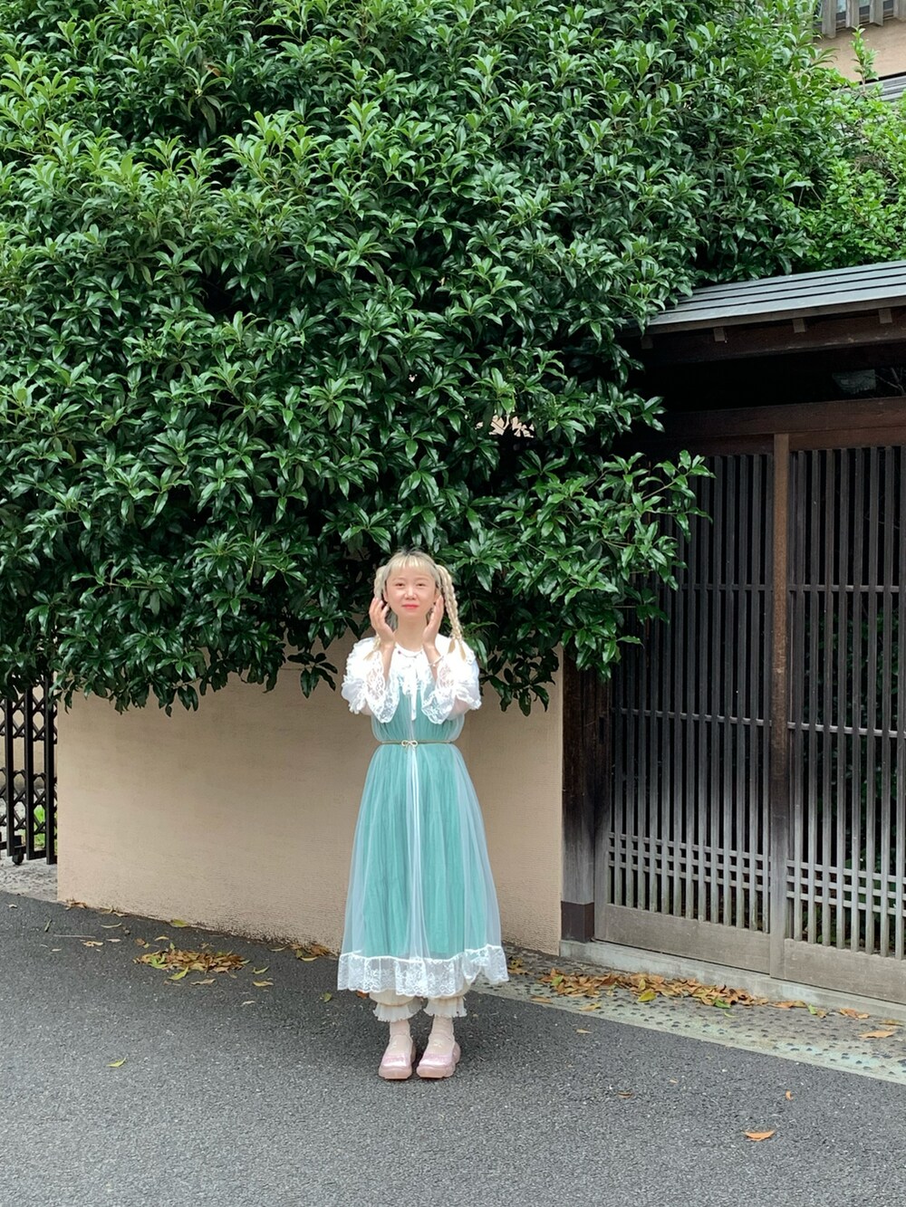 ピンク系のスニーカーを着用したレディースの夏コーディネートの2枚目の写真