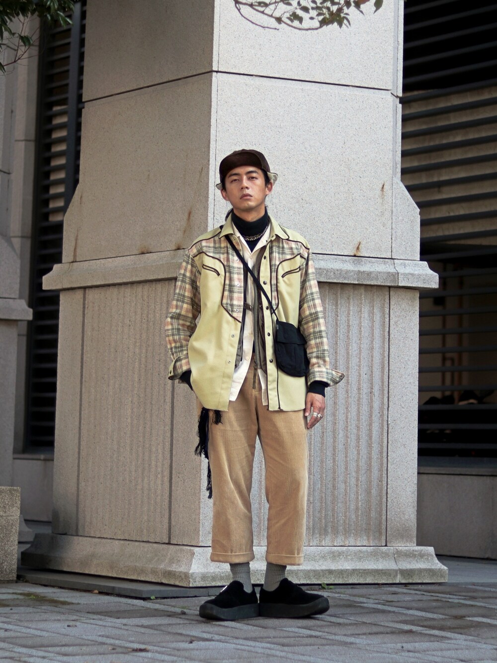 イエロー系のシャツ/ブラウスを着用したメンズの冬コーディネートの4枚目の写真