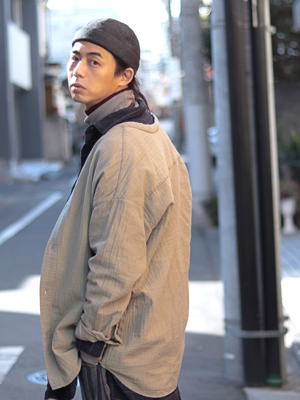 ブラック系のキャップを着用したメンズの夏コーディネートの2枚目の写真