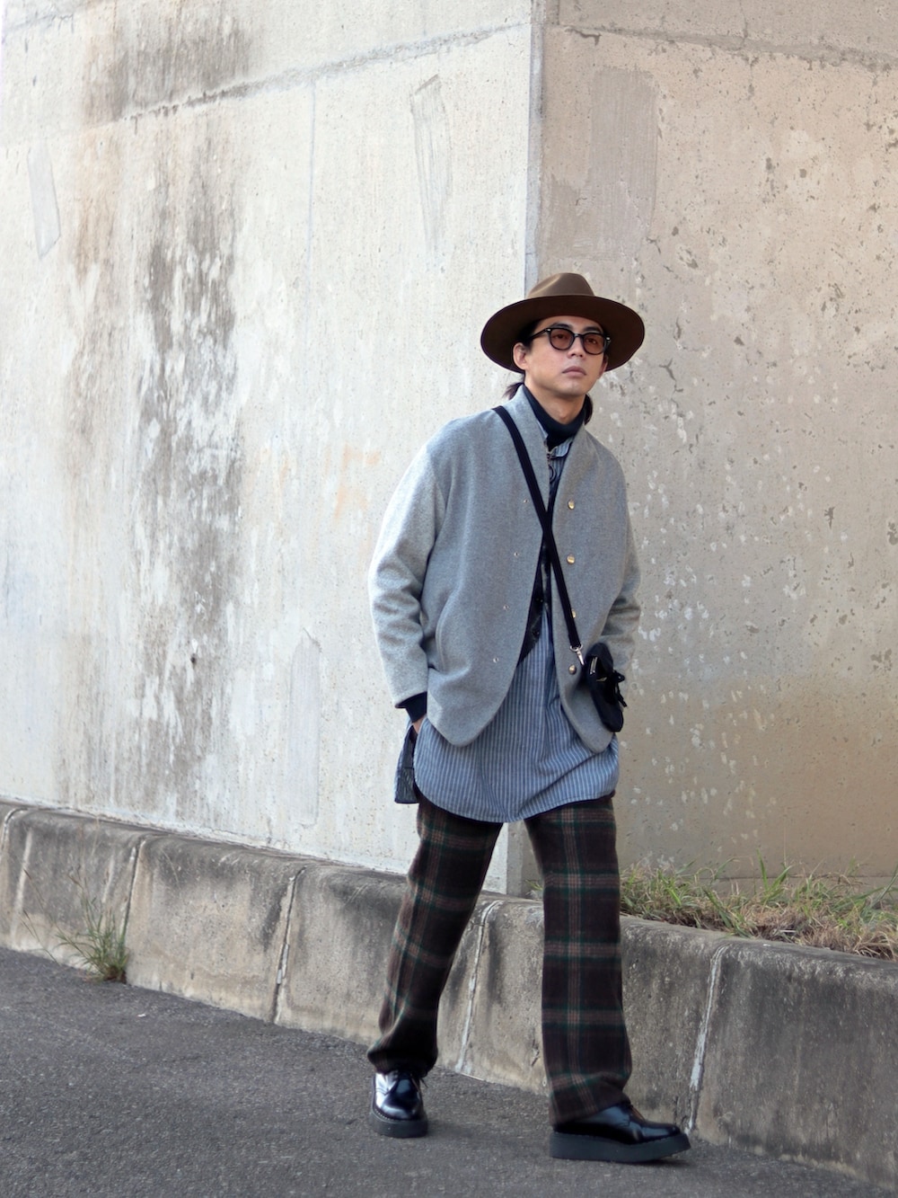 ブラウン系のハットを着用したメンズの冬コーディネートの4枚目の写真