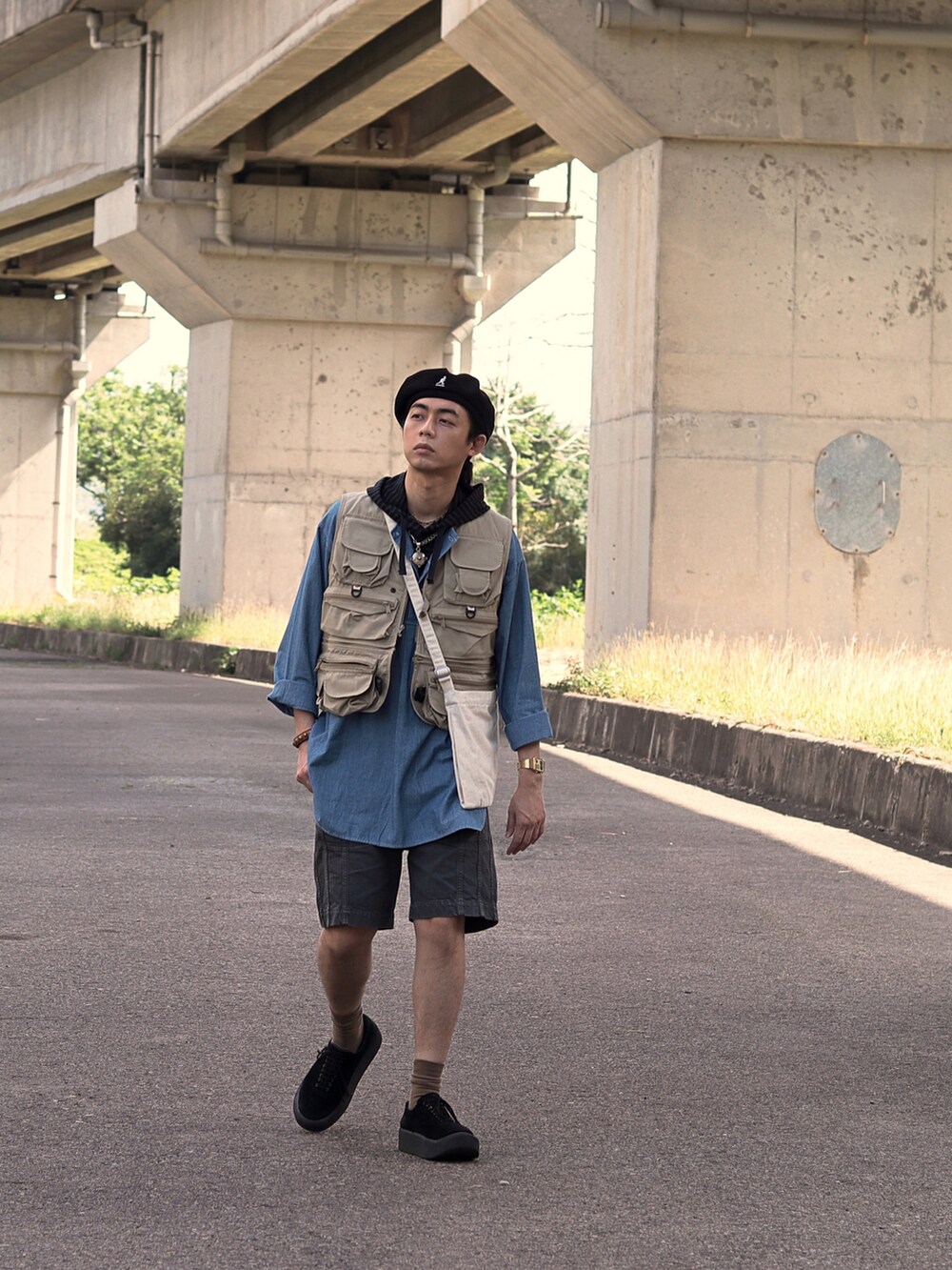 ブラック系のハンチング/ベレー帽を着用したメンズの夏コーディネートの3枚目の写真
