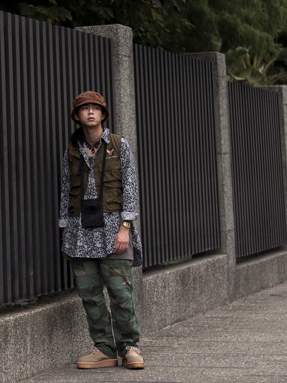 ブラウン系の帽子を着用したメンズの夏コーディネートの2枚目の写真