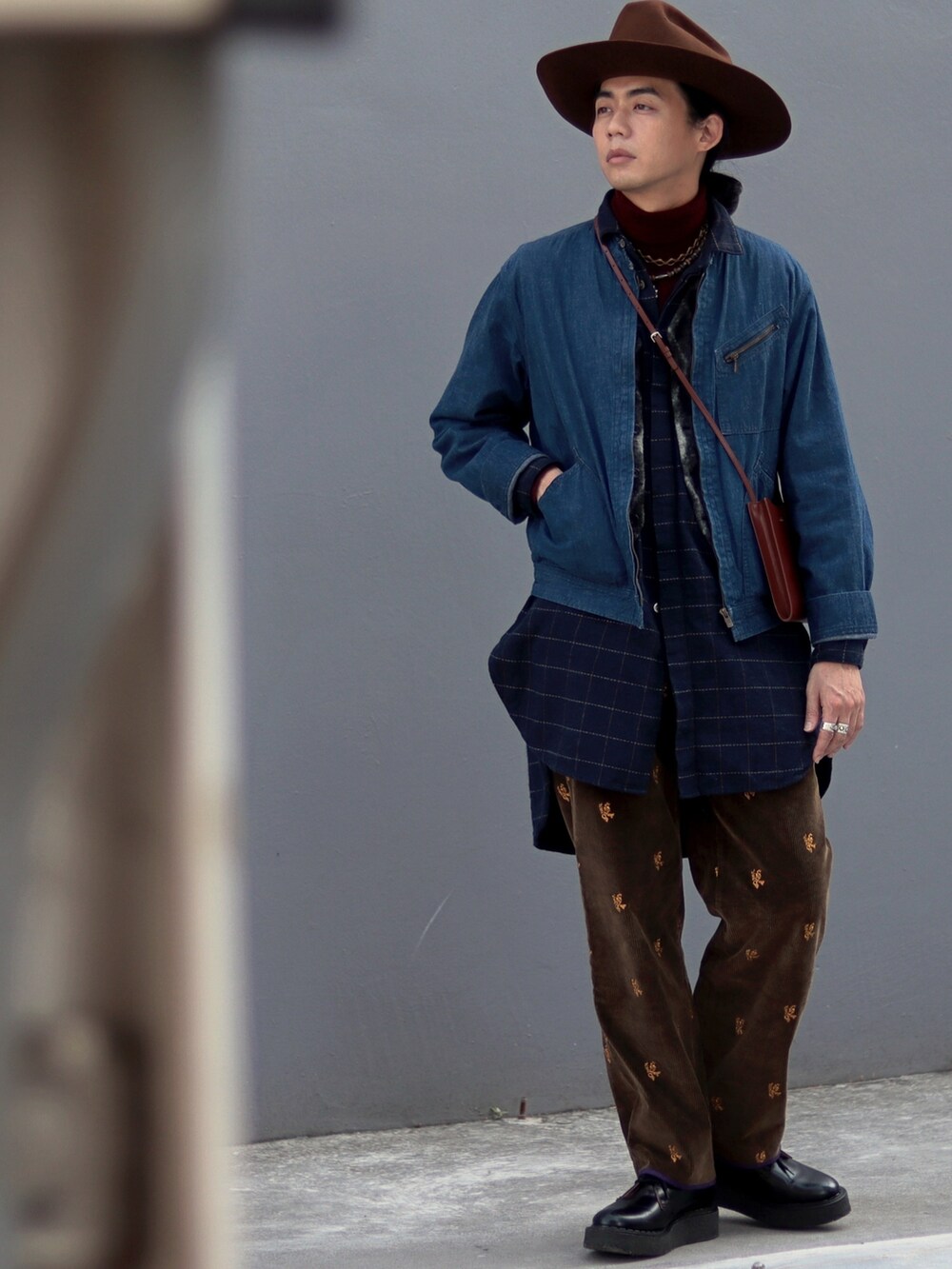 ブルー系のブルゾンを着用したメンズの冬コーディネートの3枚目の写真