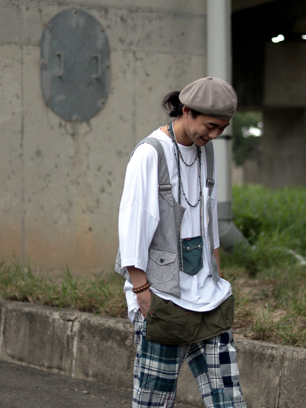 ホワイト系のTシャツ/カットソーを着用したメンズの春コーディネートの5枚目の写真