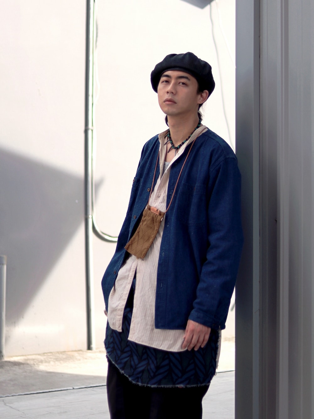 ブラウン系のサンダルを着用したメンズの春コーディネートの4枚目の写真