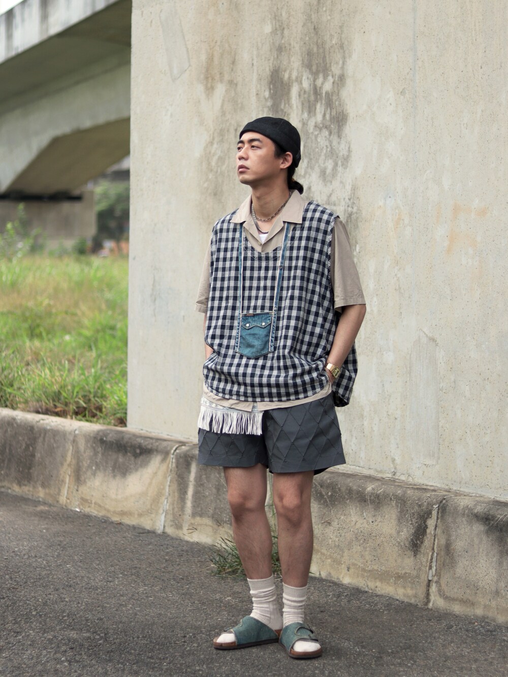 ブルー系のベストを着用したメンズの春コーディネートの3枚目の写真