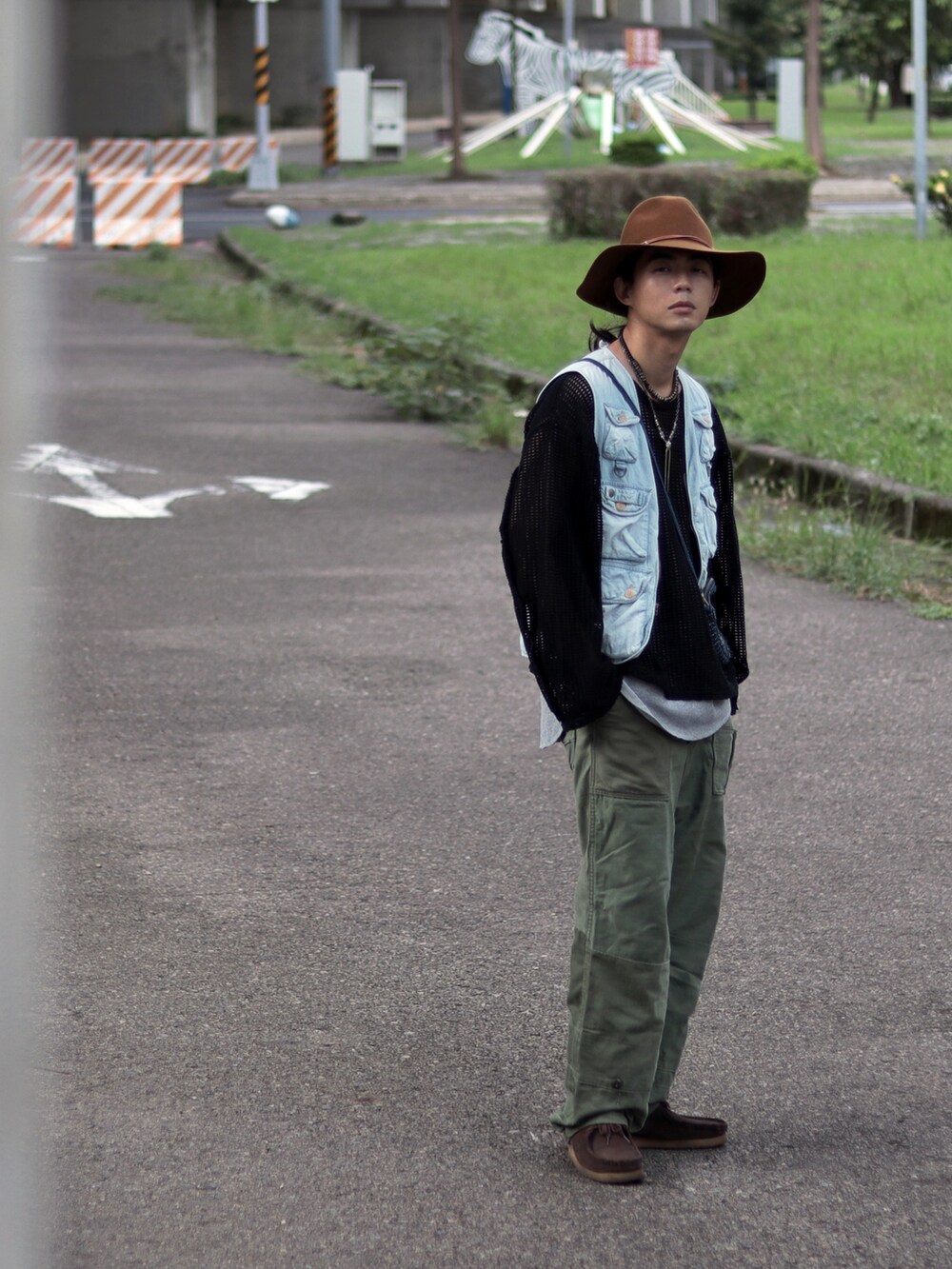 ブラウン系のハットを着用したメンズの秋コーディネートの3枚目の写真