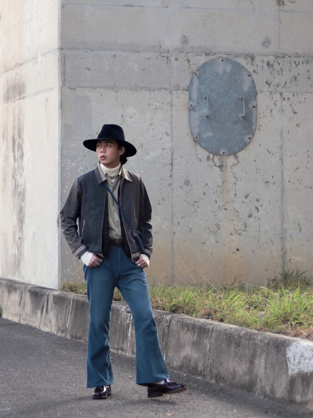 ブルー系のハットを着用したメンズの冬コーディネートの2枚目の写真