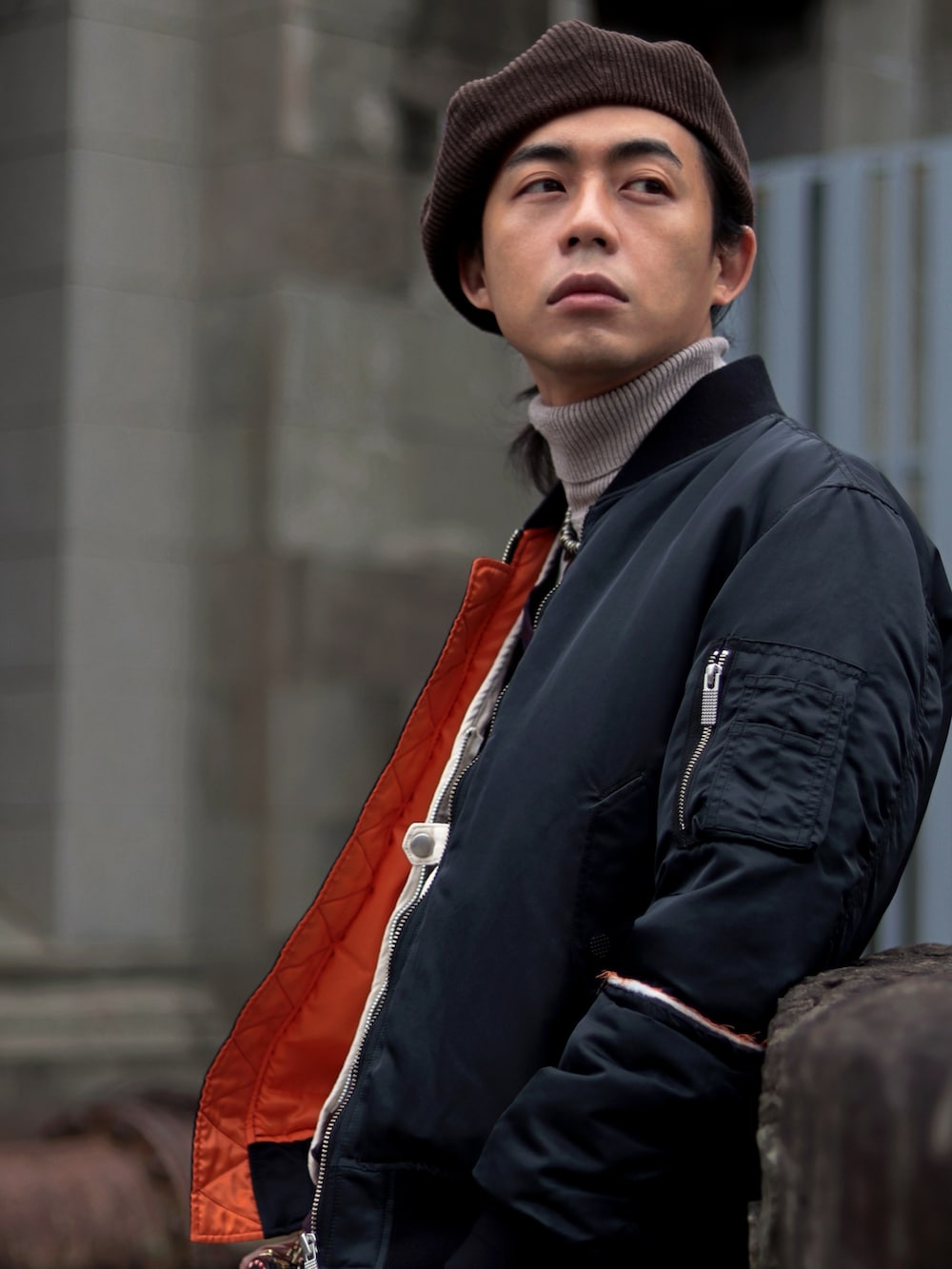 ブルー系のデニムパンツを着用したメンズの春コーディネートの5枚目の写真