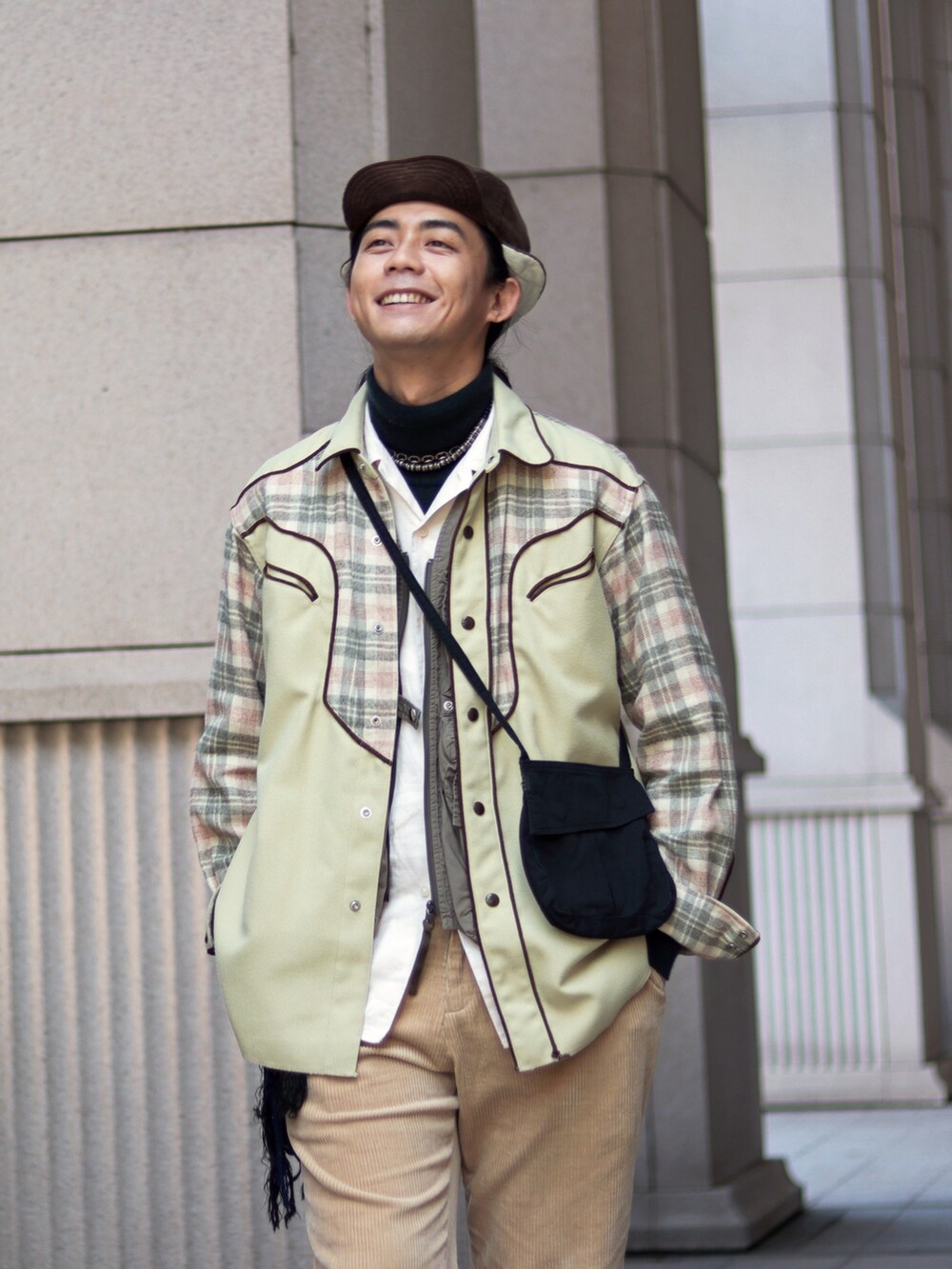 イエロー系のシャツ/ブラウスを着用したメンズの冬コーディネートの5枚目の写真