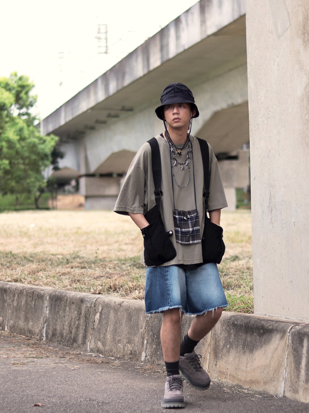 グレー系のシューズを着用したメンズの秋コーディネートの3枚目の写真