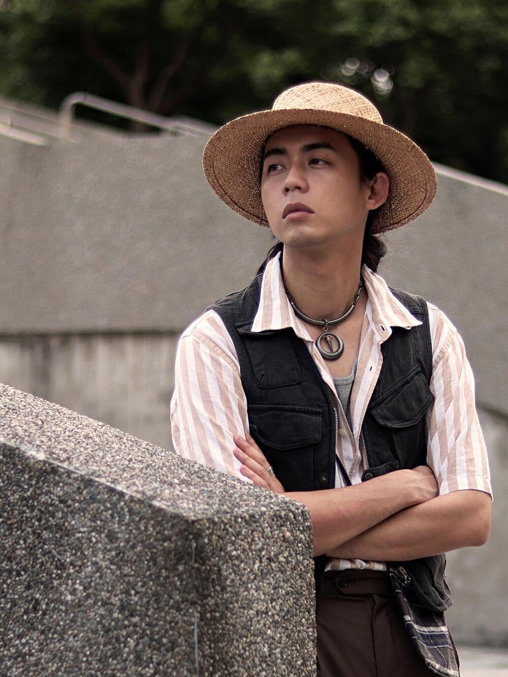 ブラウン系のスラックス、ベージュ系のキャップを着用したメンズの秋コーディネートの4枚目の写真