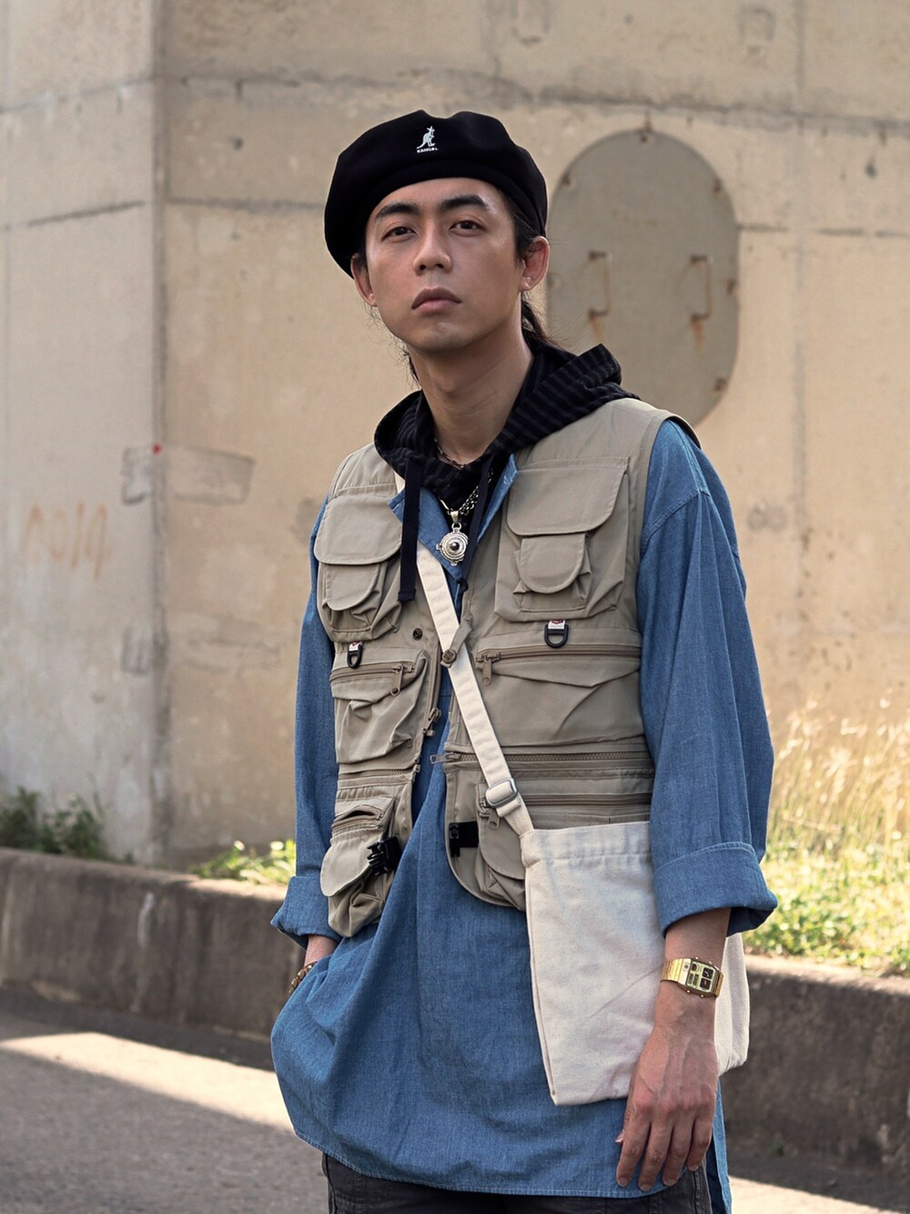 ブラック系のハンチング/ベレー帽を着用したメンズの夏コーディネートの4枚目の写真