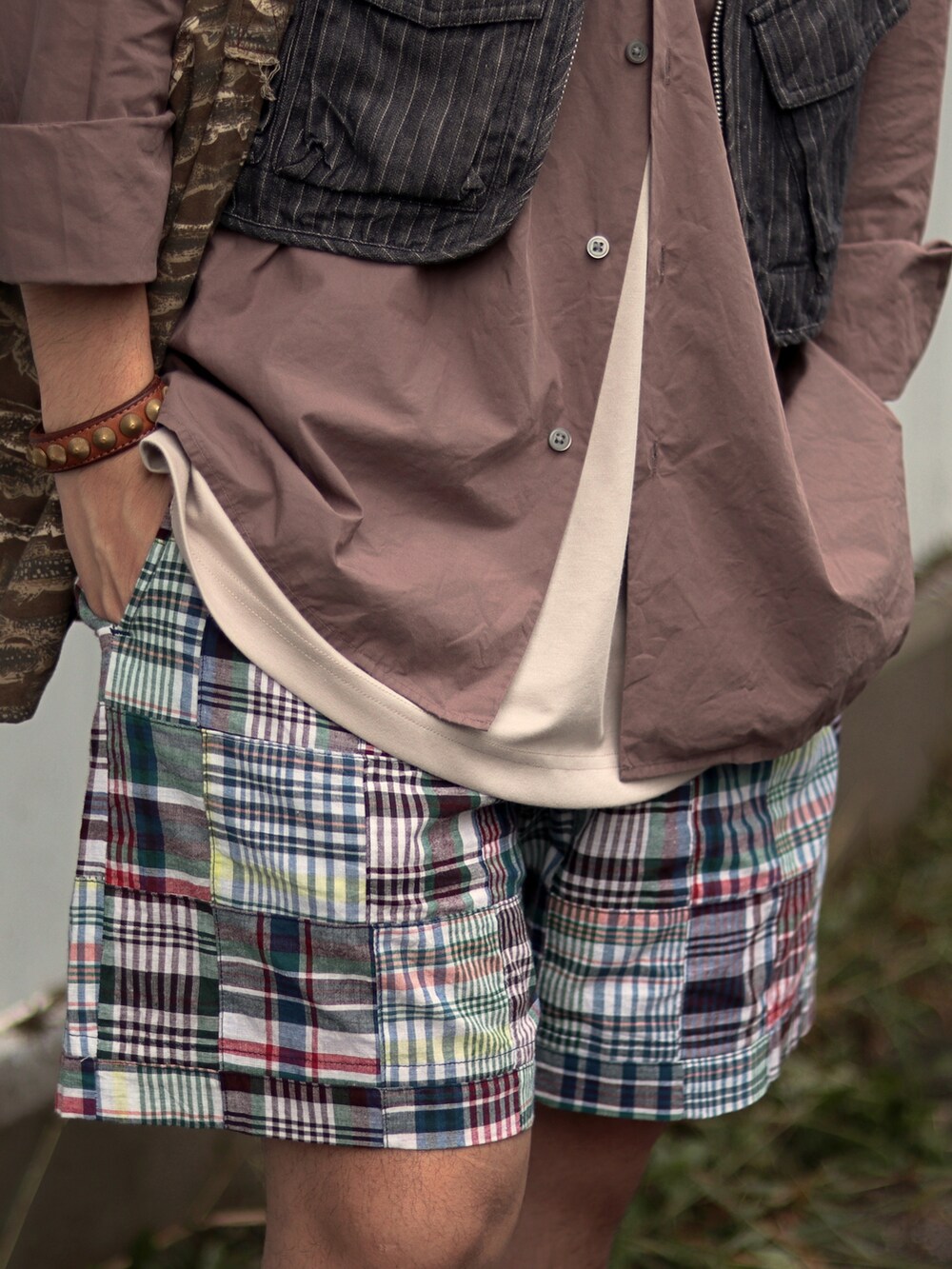 ブラック系のシューズを着用したメンズの夏コーディネートの5枚目の写真