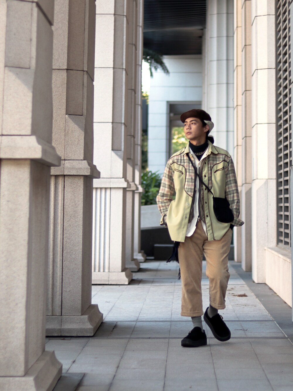 イエロー系のシャツ/ブラウスを着用したメンズの冬コーディネートの3枚目の写真