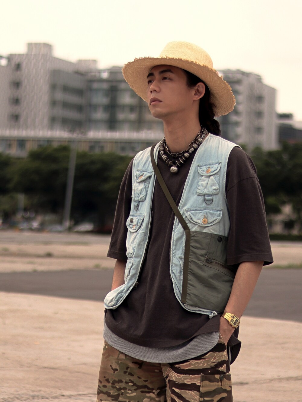 ベージュ系のハットを着用したメンズの夏コーディネートの2枚目の写真