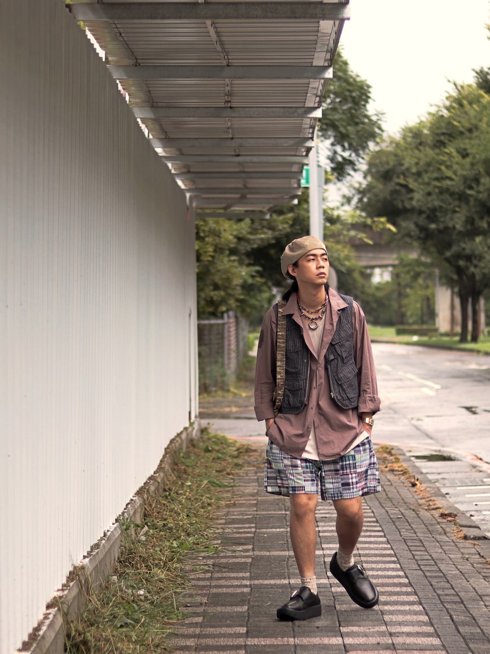 ブラック系のシューズを着用したメンズの夏コーディネートの3枚目の写真