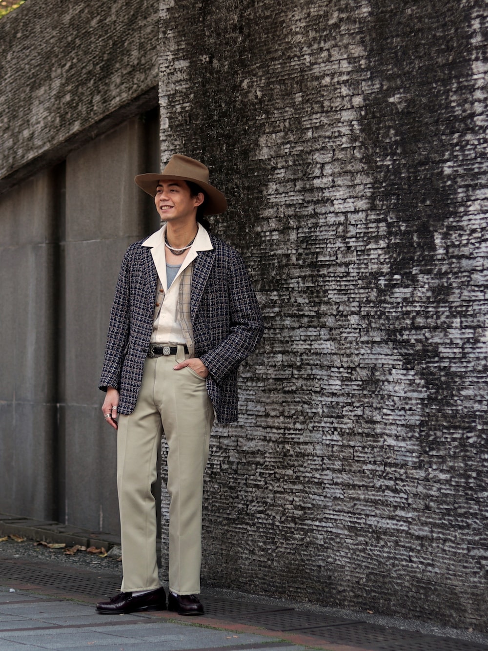 ブルー系のテーラードジャケットを着用したメンズの春コーディネートの2枚目の写真