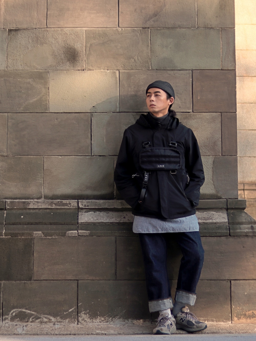 グレー系のスニーカーを着用したメンズの秋コーディネートの5枚目の写真