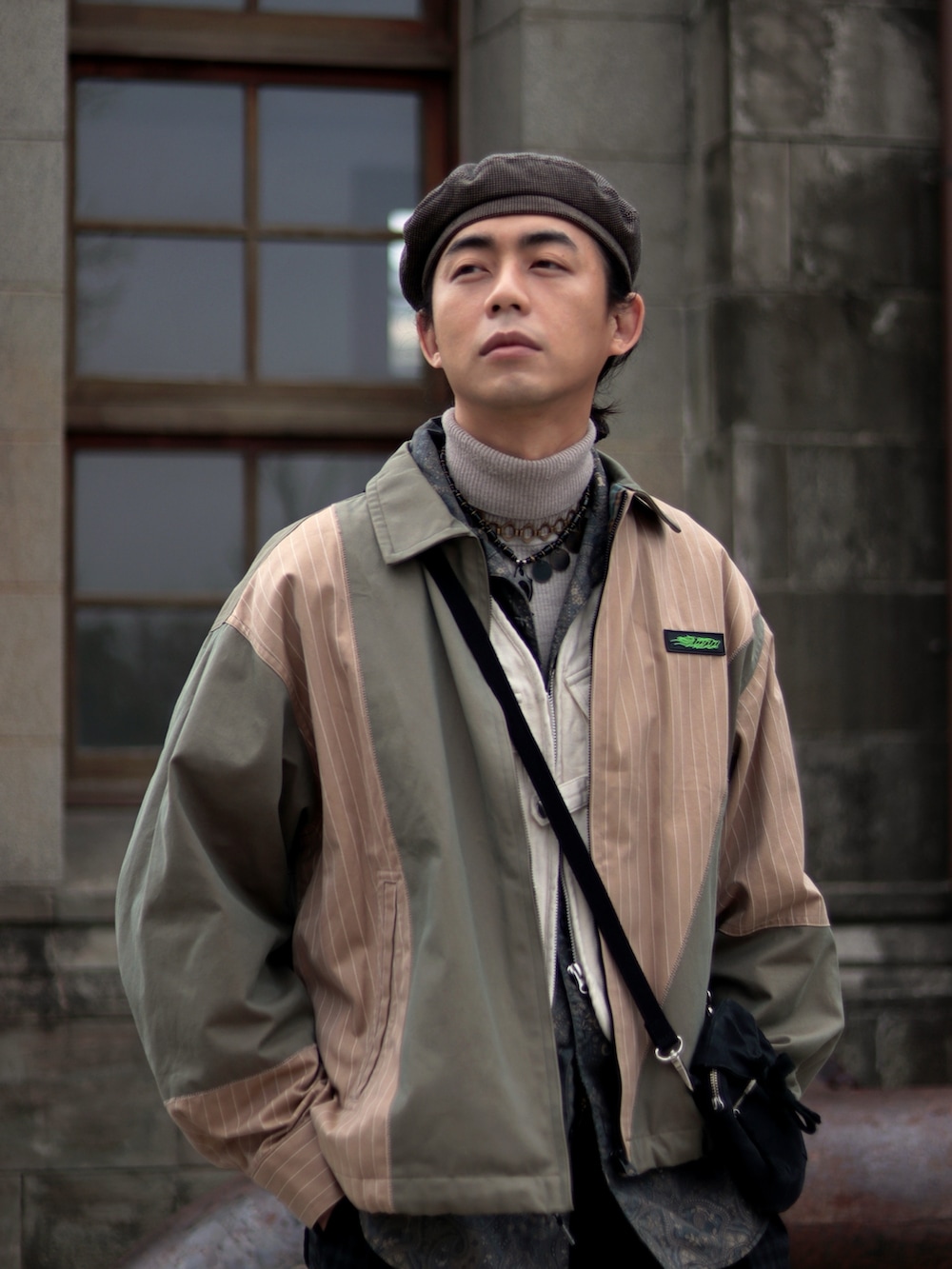 ベージュ系のジャケット/アウターを着用したメンズの春コーディネートの2枚目の写真