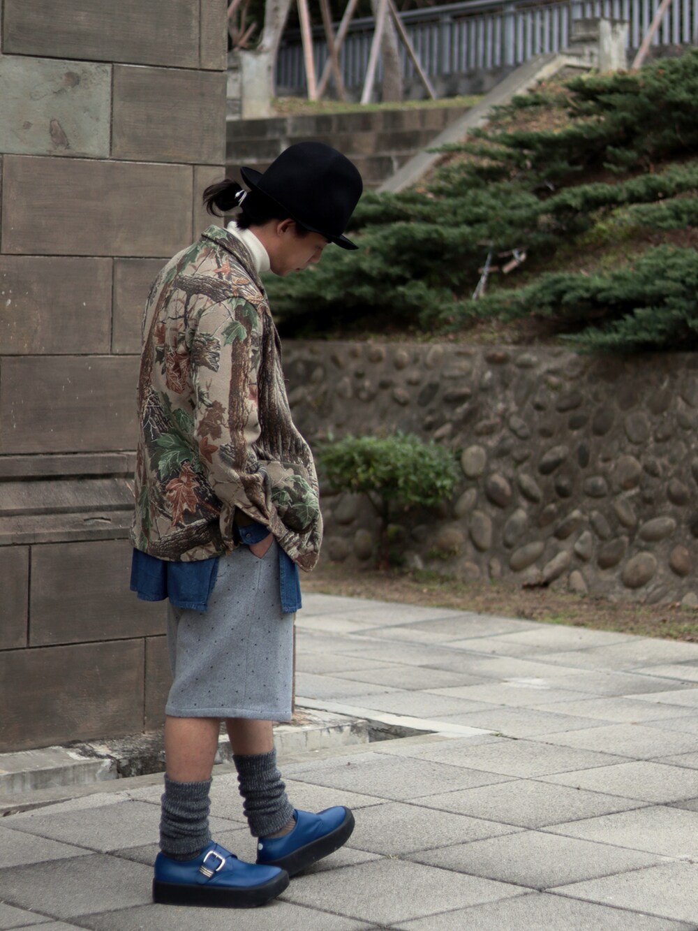 ブルー系のシャツ/ブラウスを着用したメンズの冬コーディネートの5枚目の写真